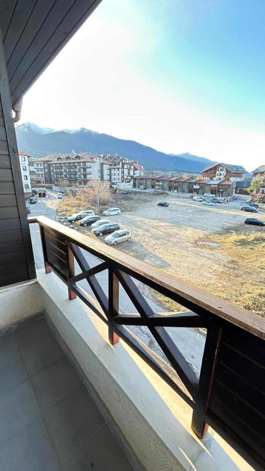Apartment with Mountain View