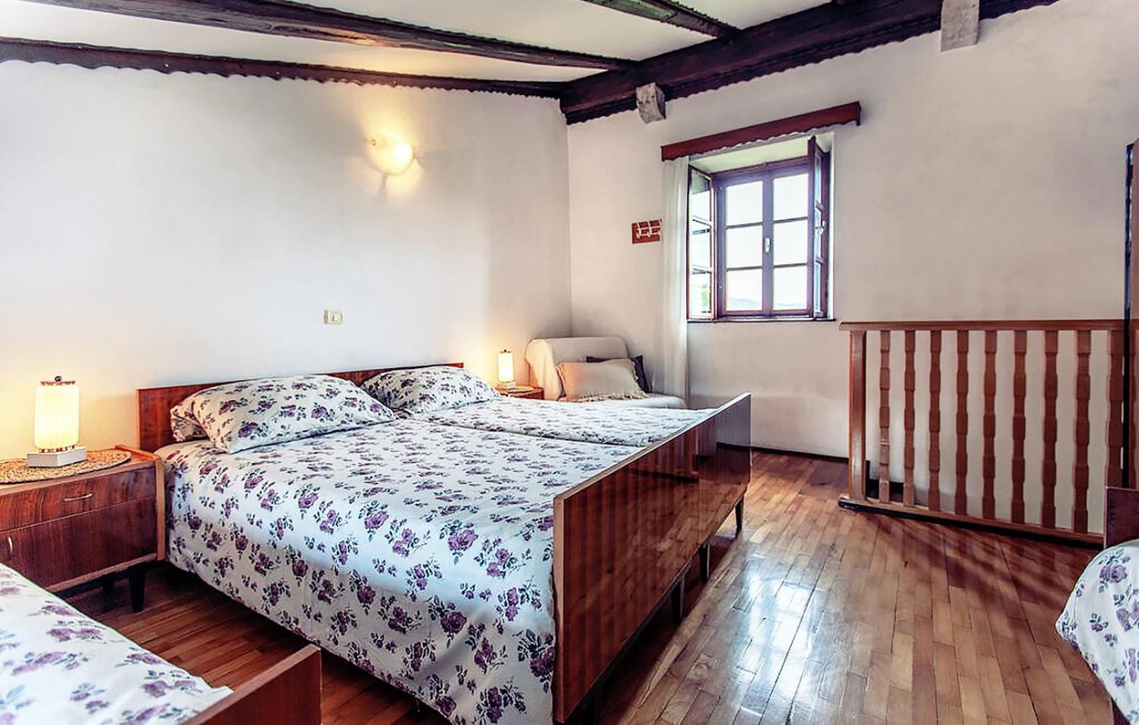 One-Bedroom Apartment with Balcony and Mountain View   photo 2
