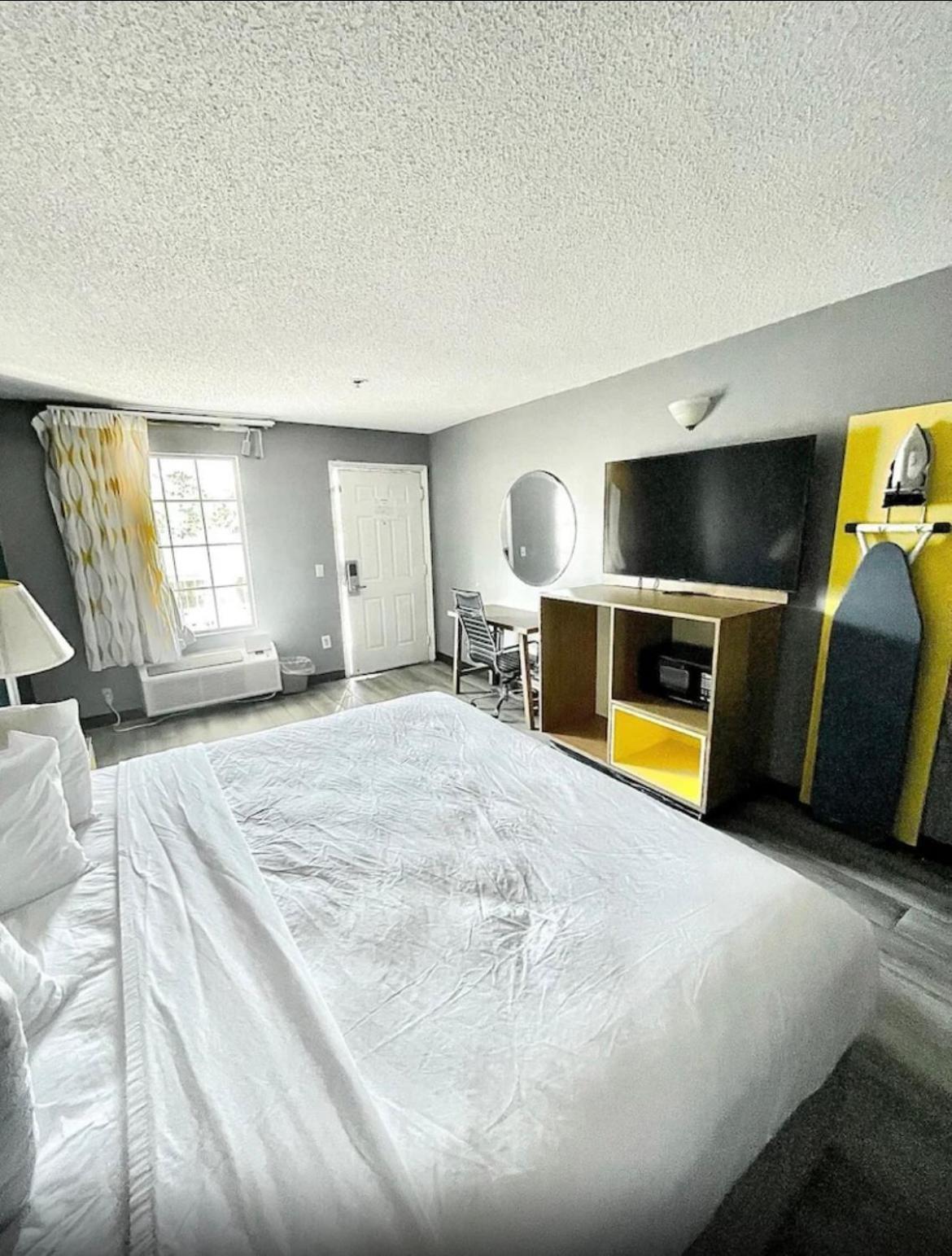 King Room - Non-Smoking photo 1