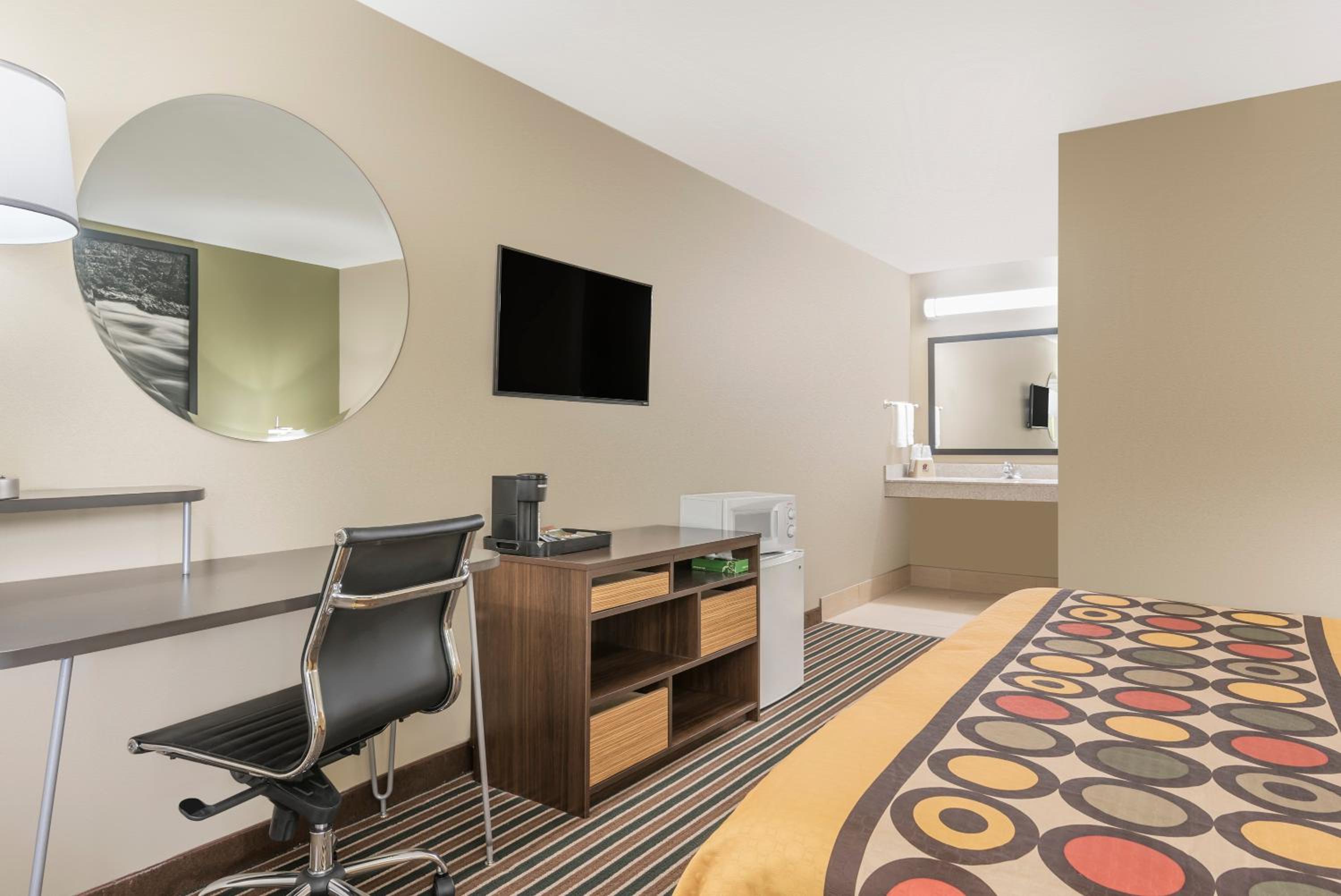 King Room - Non-Smoking - Photo 4