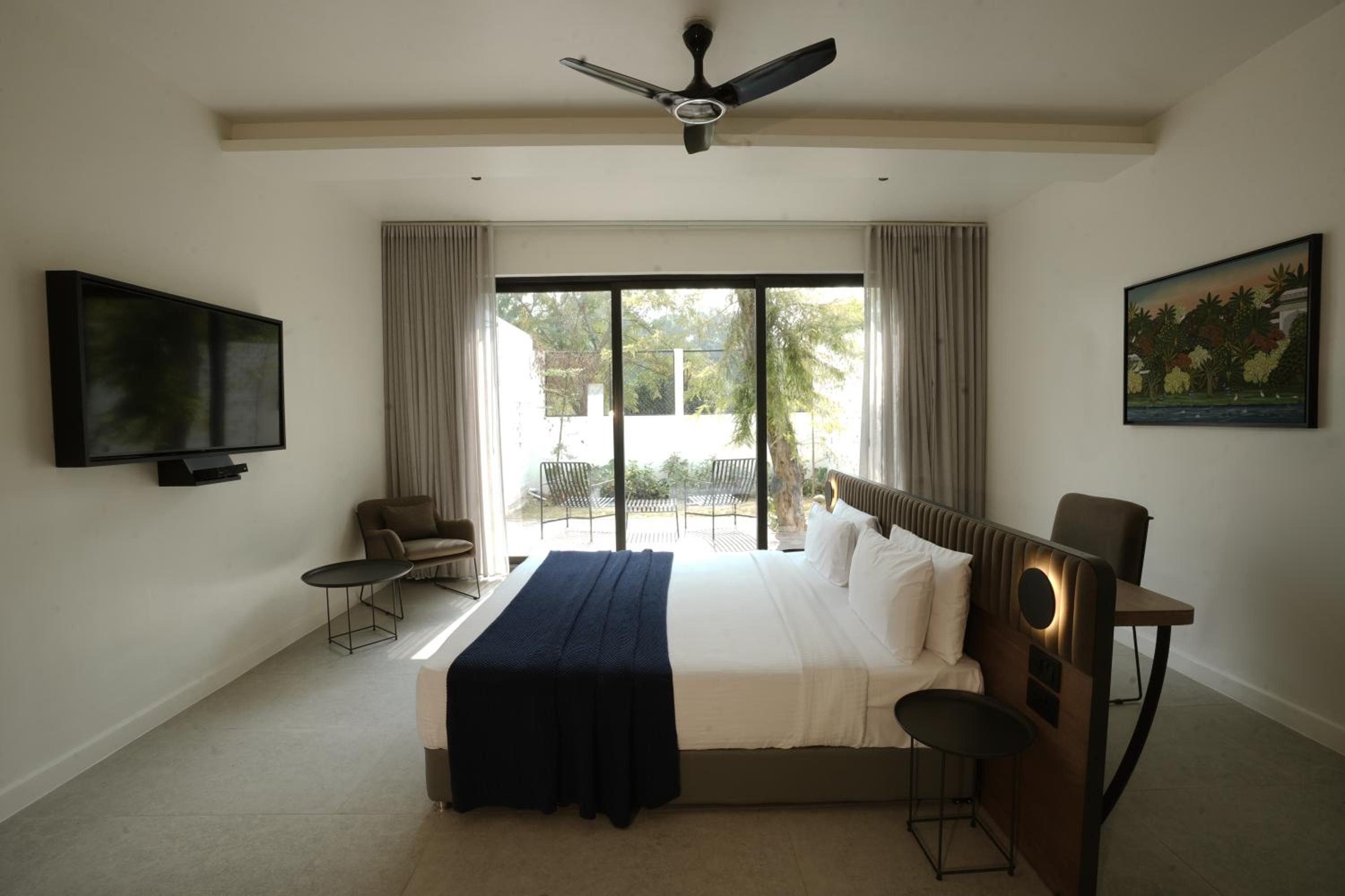 Family Suite with Courtyard - Photo 10