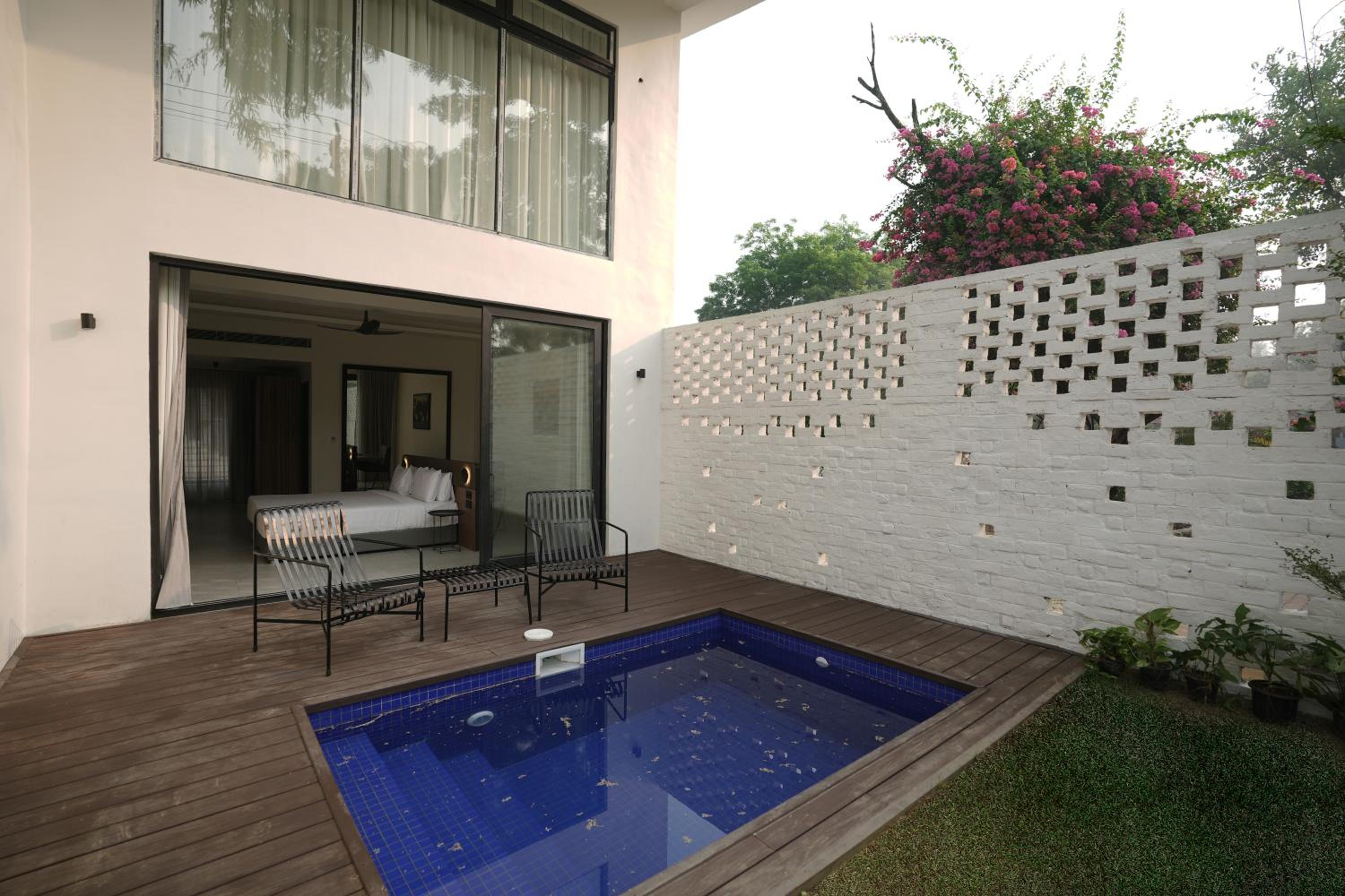 Family Suite with Pool - Photo 11