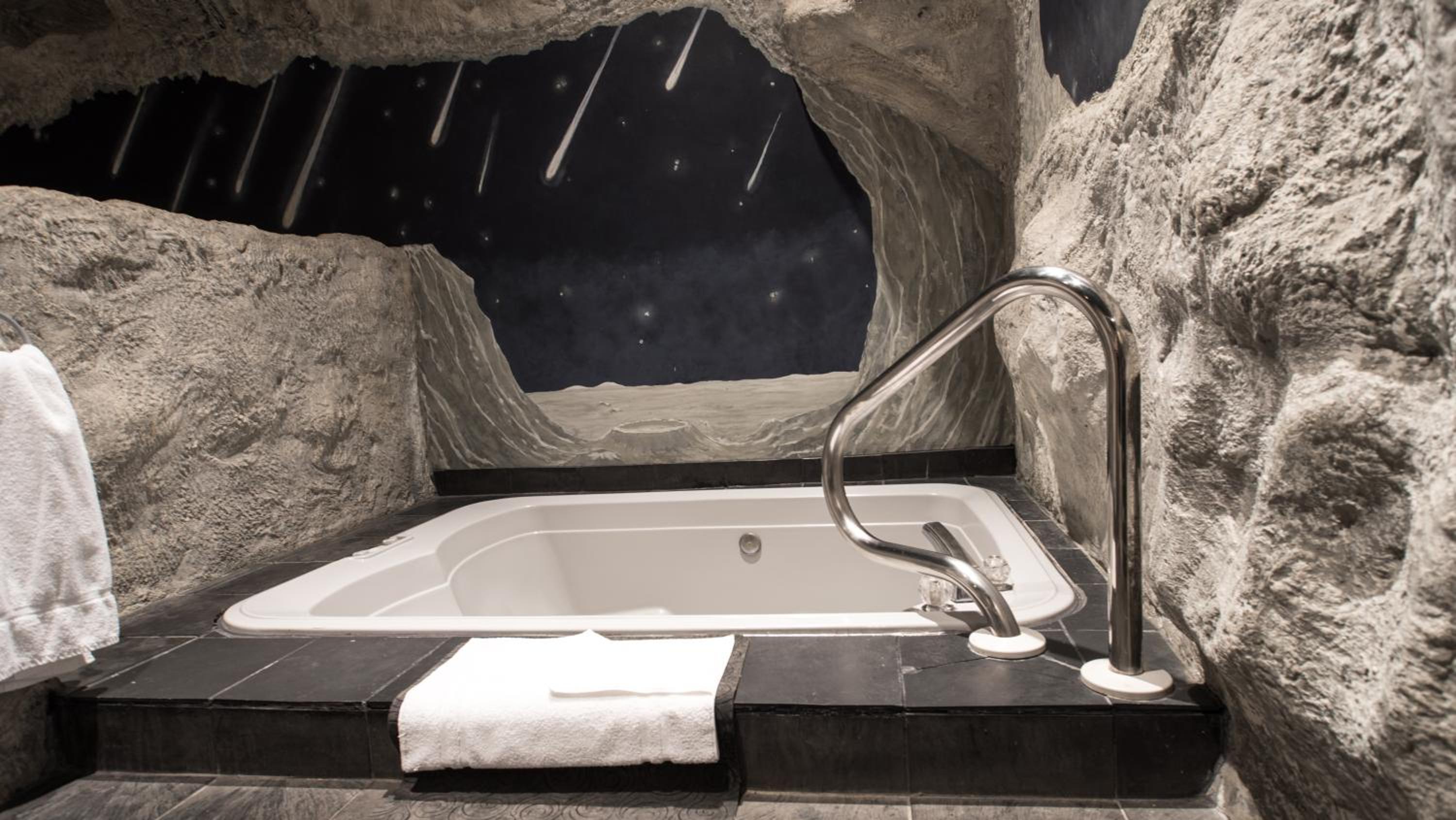 Tranquility Base Queen Suite with Spa Bath and Fireplace - Photo 3