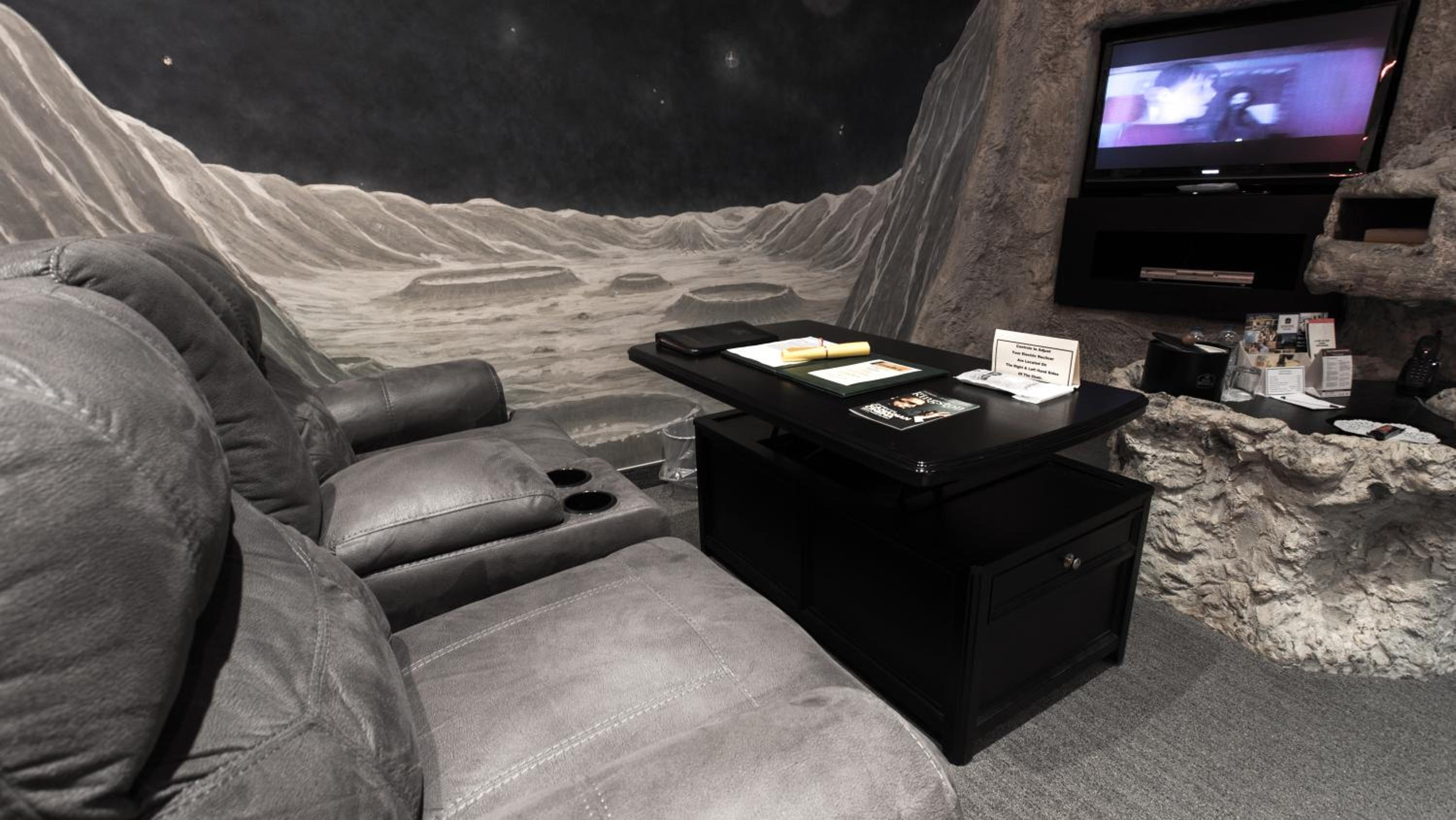 Tranquility Base Queen Suite with Spa Bath and Fireplace - Photo 4