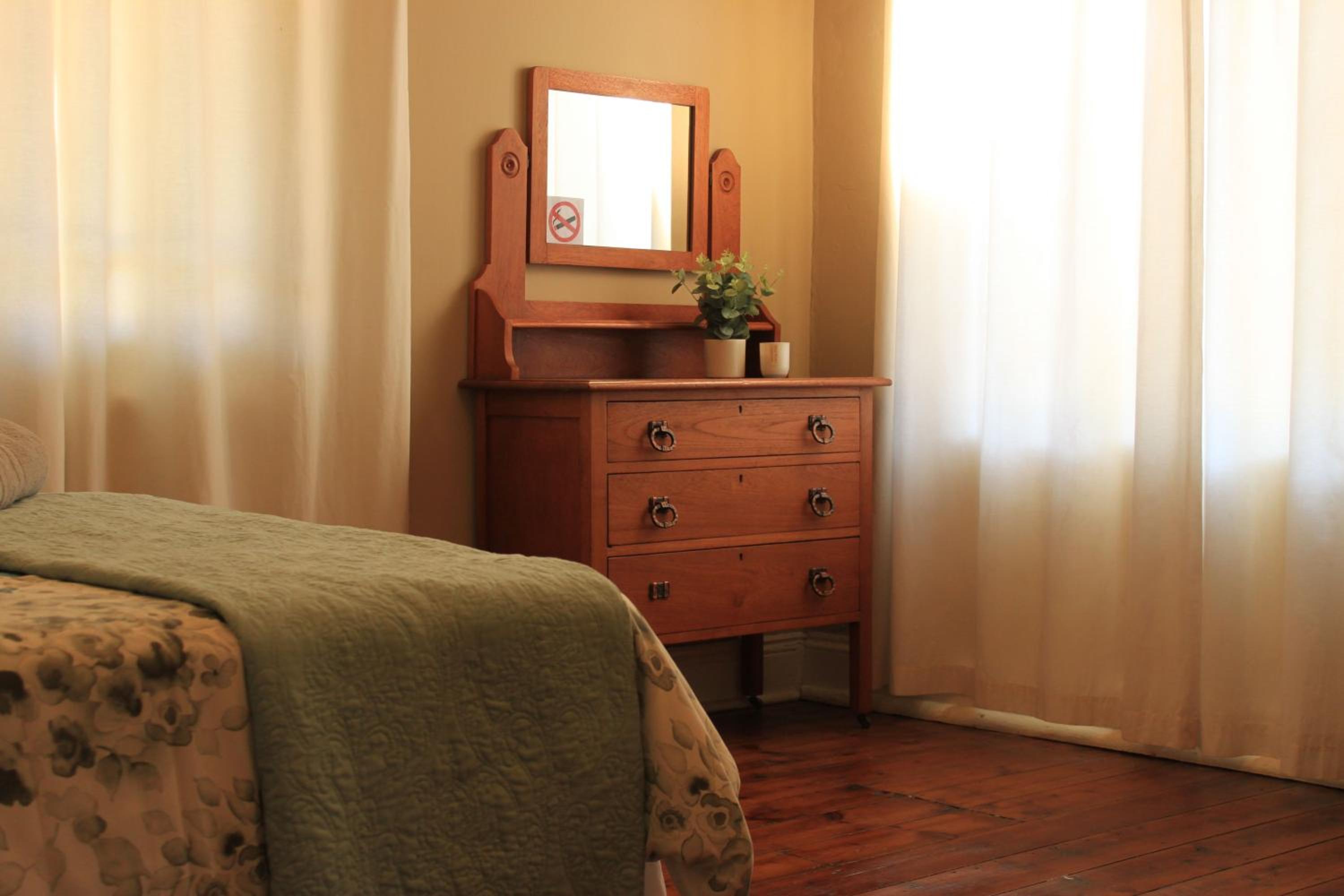 Budget Double Room - Photo 8
