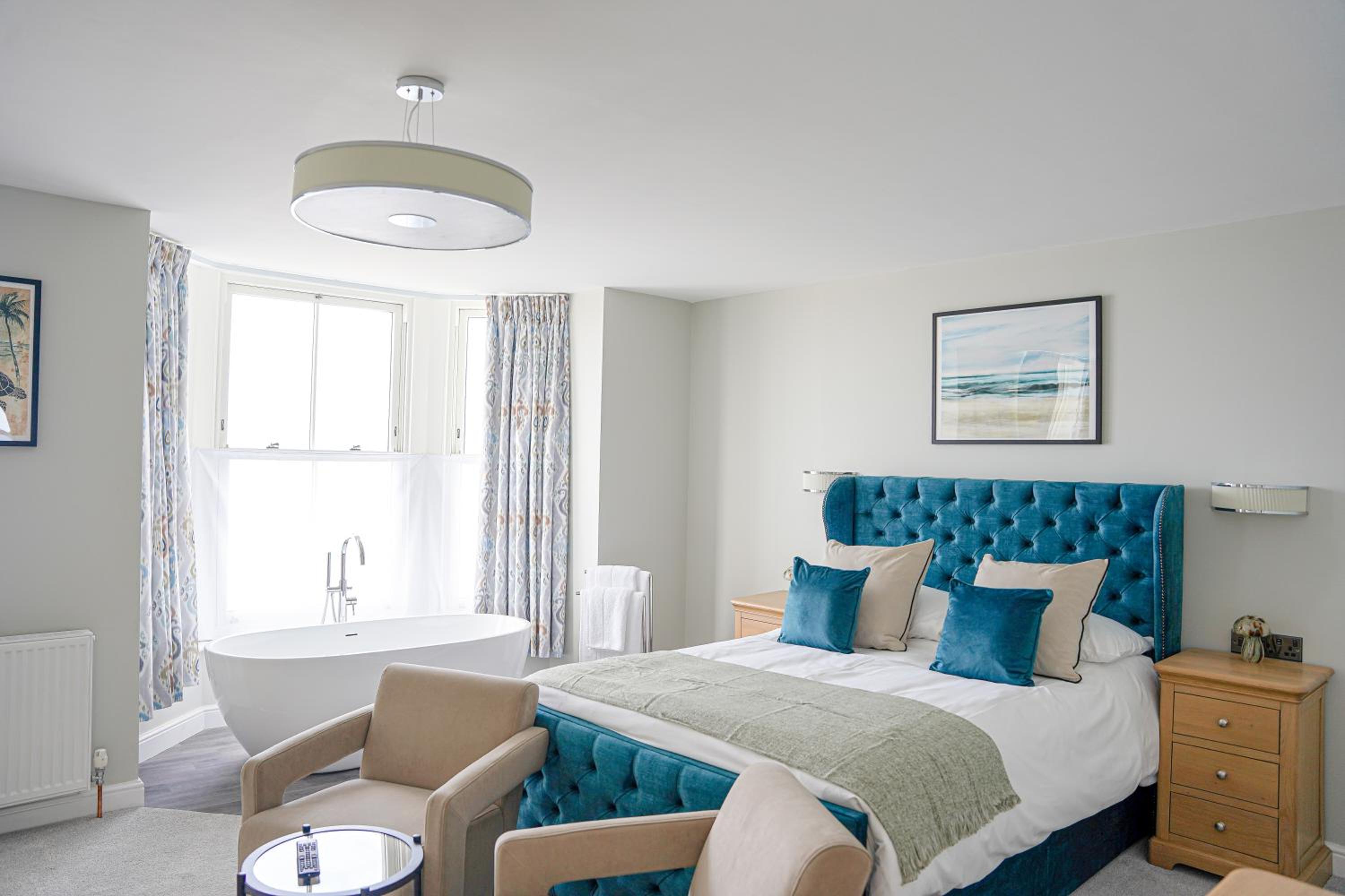 Two-Bedroom Executive Room with One King and One Bunk Bed, Sea View, Walk-In Shower and In-Room Bath Tub - Non-Smoking