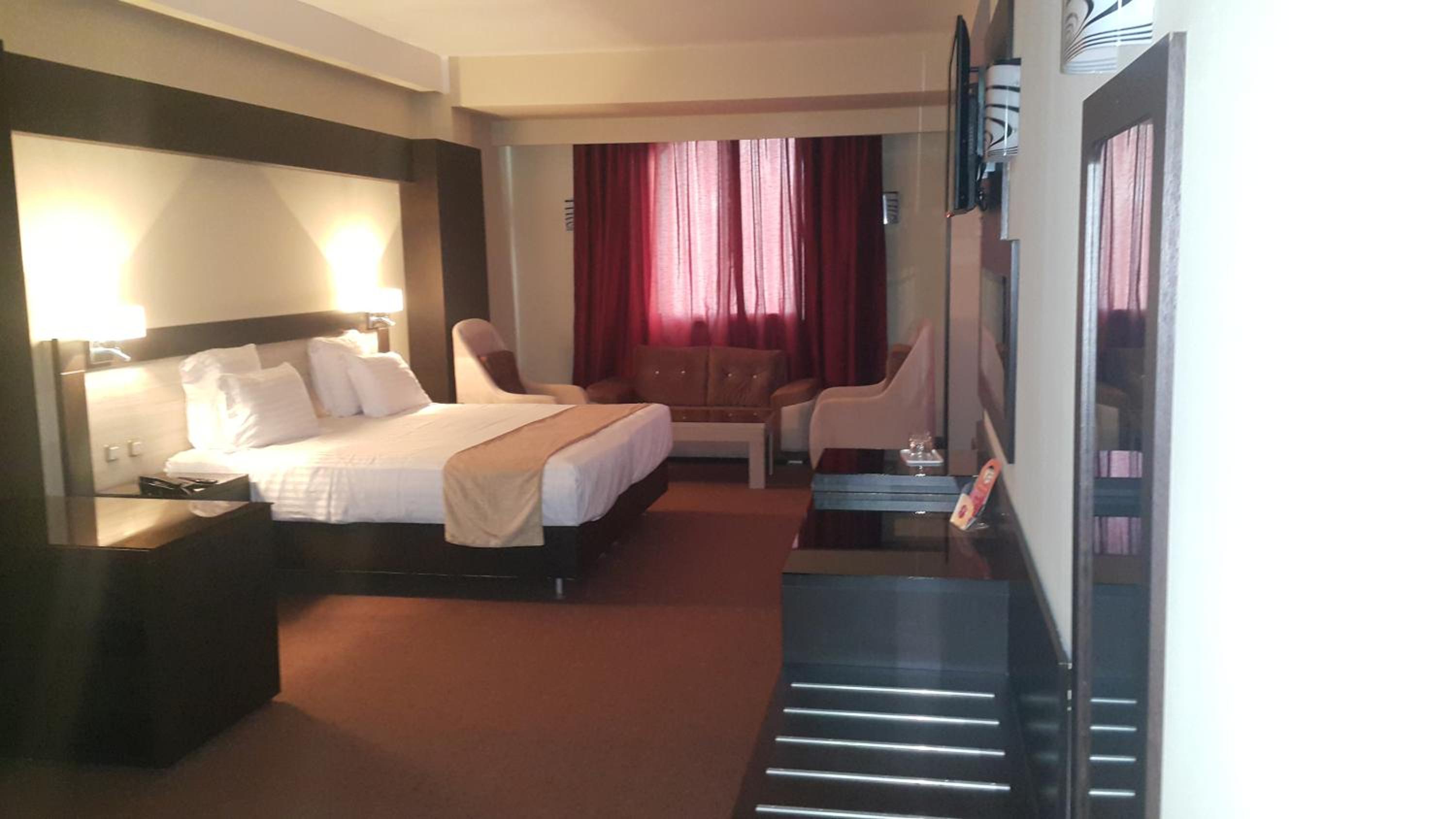 Deluxe Family Room