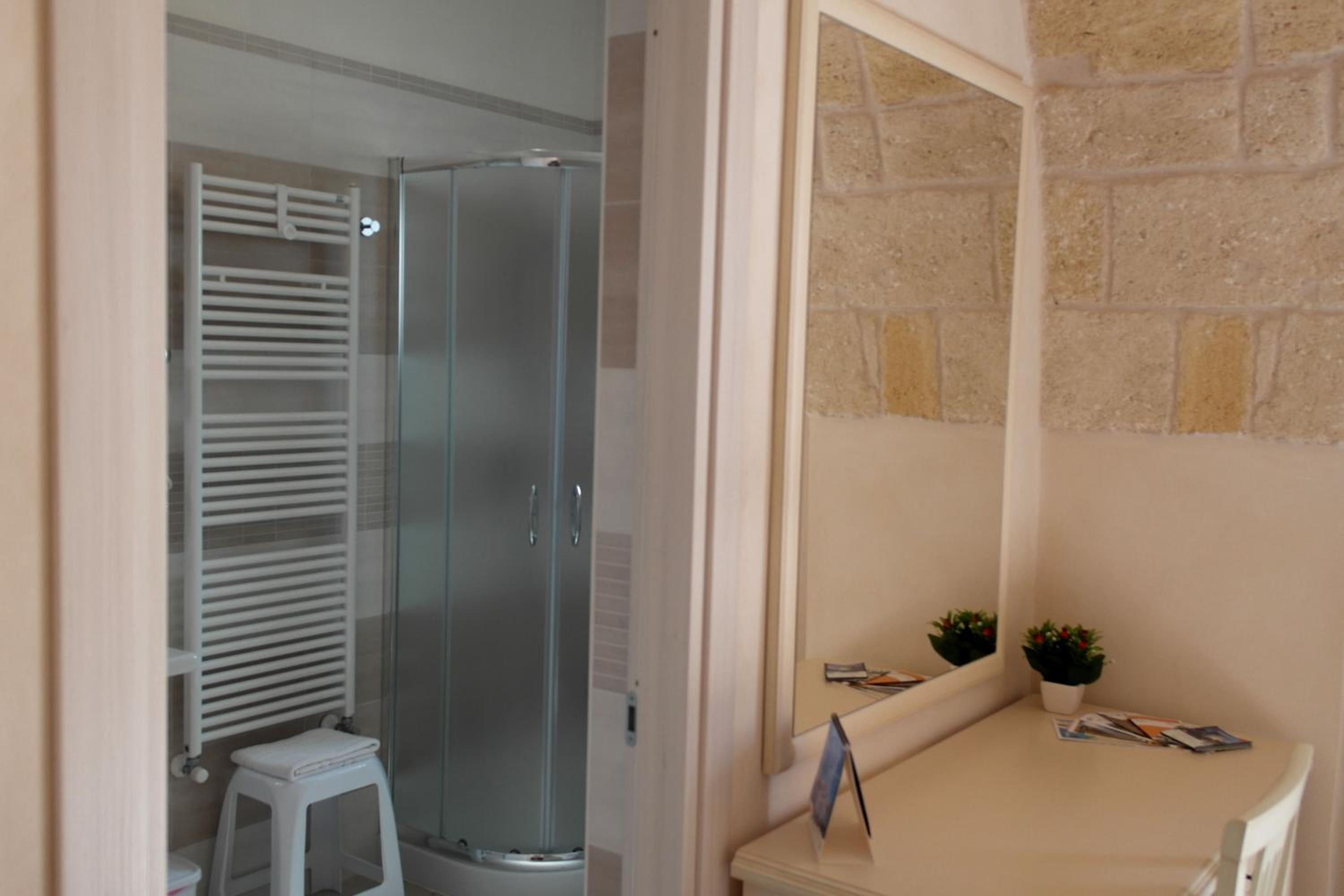 Double Room with Private Bathroom - Photo 10