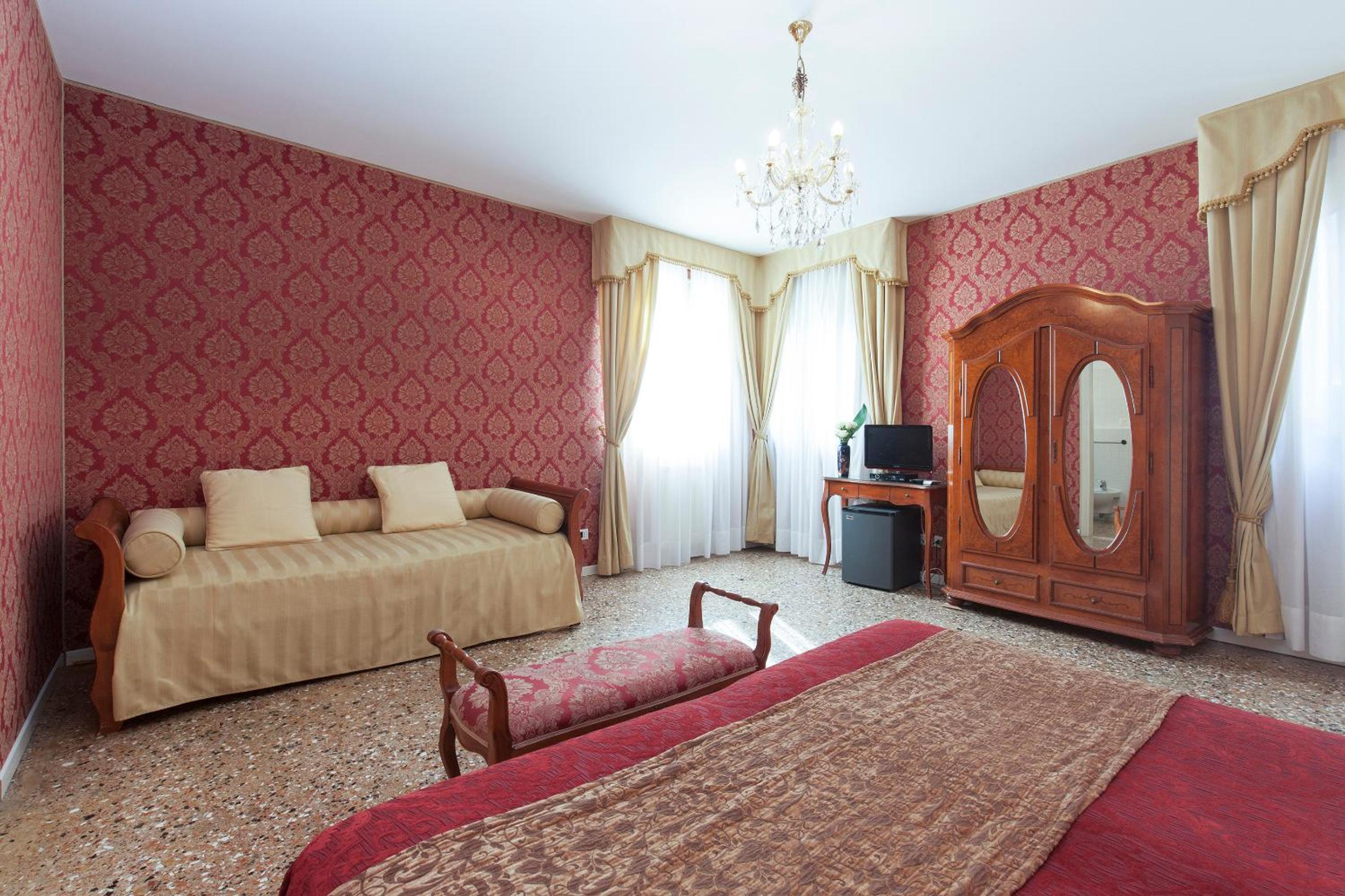 Superior Triple Room with Canal View photo 2