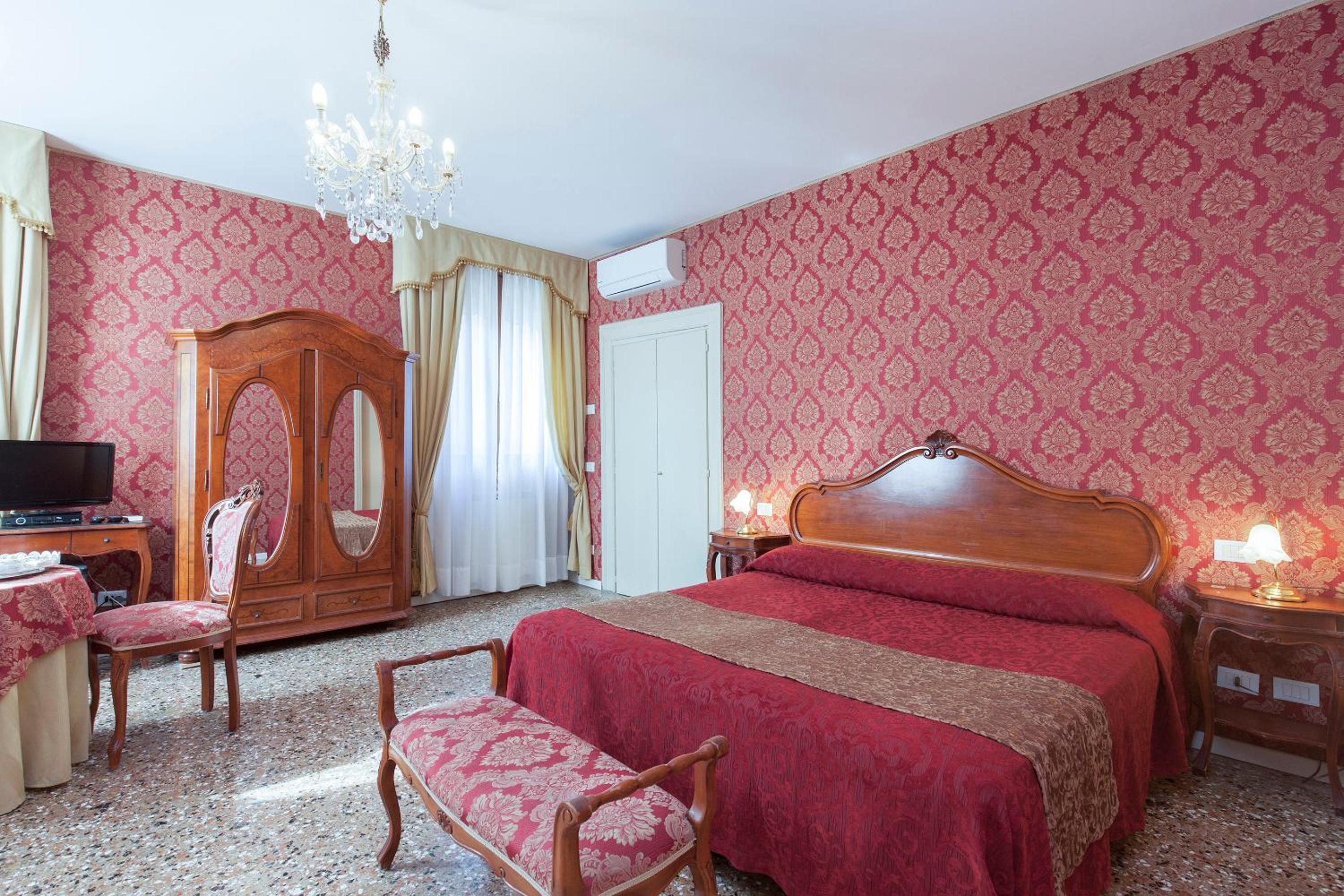 Superior Triple Room with Canal View photo 3