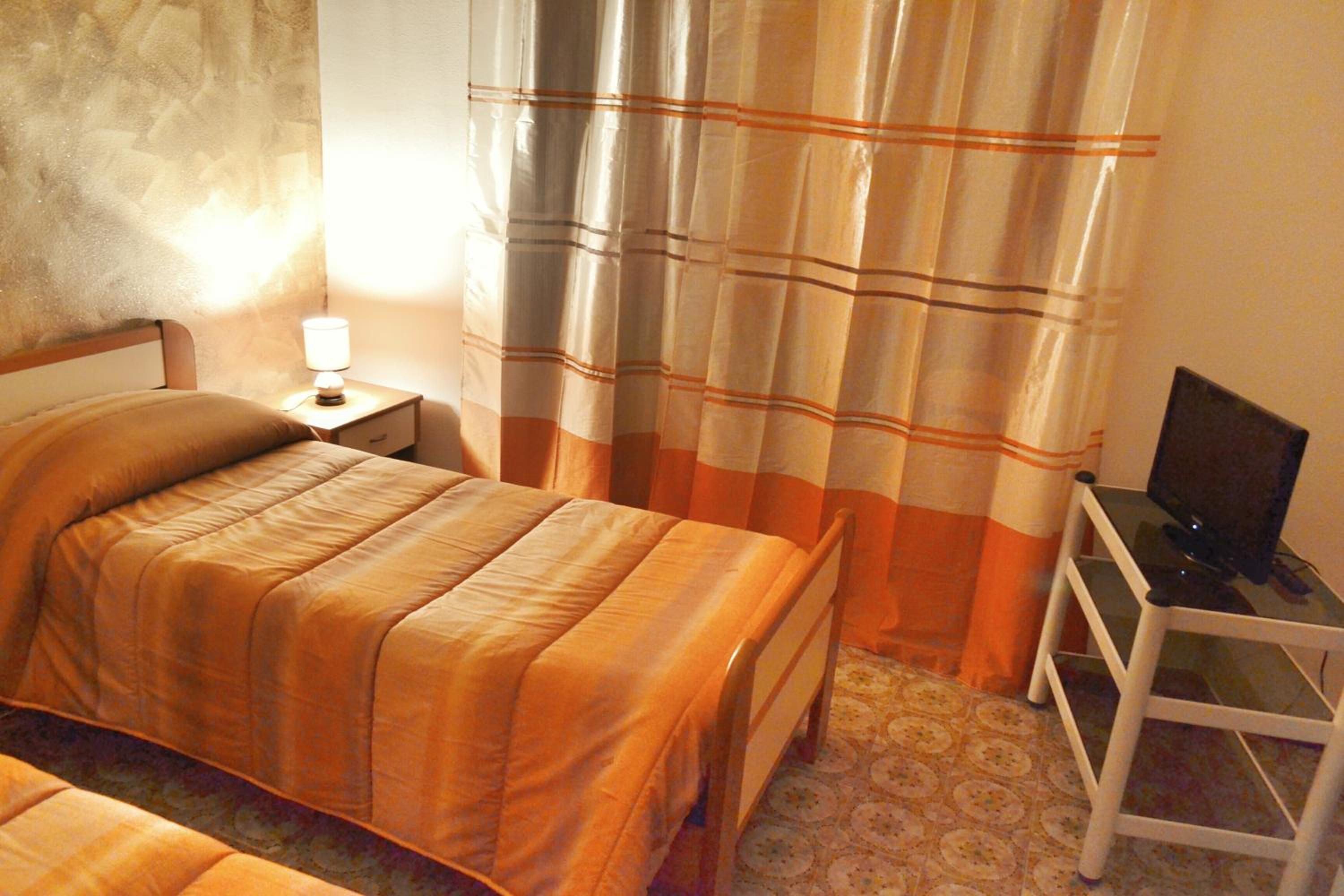 Twin Room with Private Internal Bathroom - Photo 3