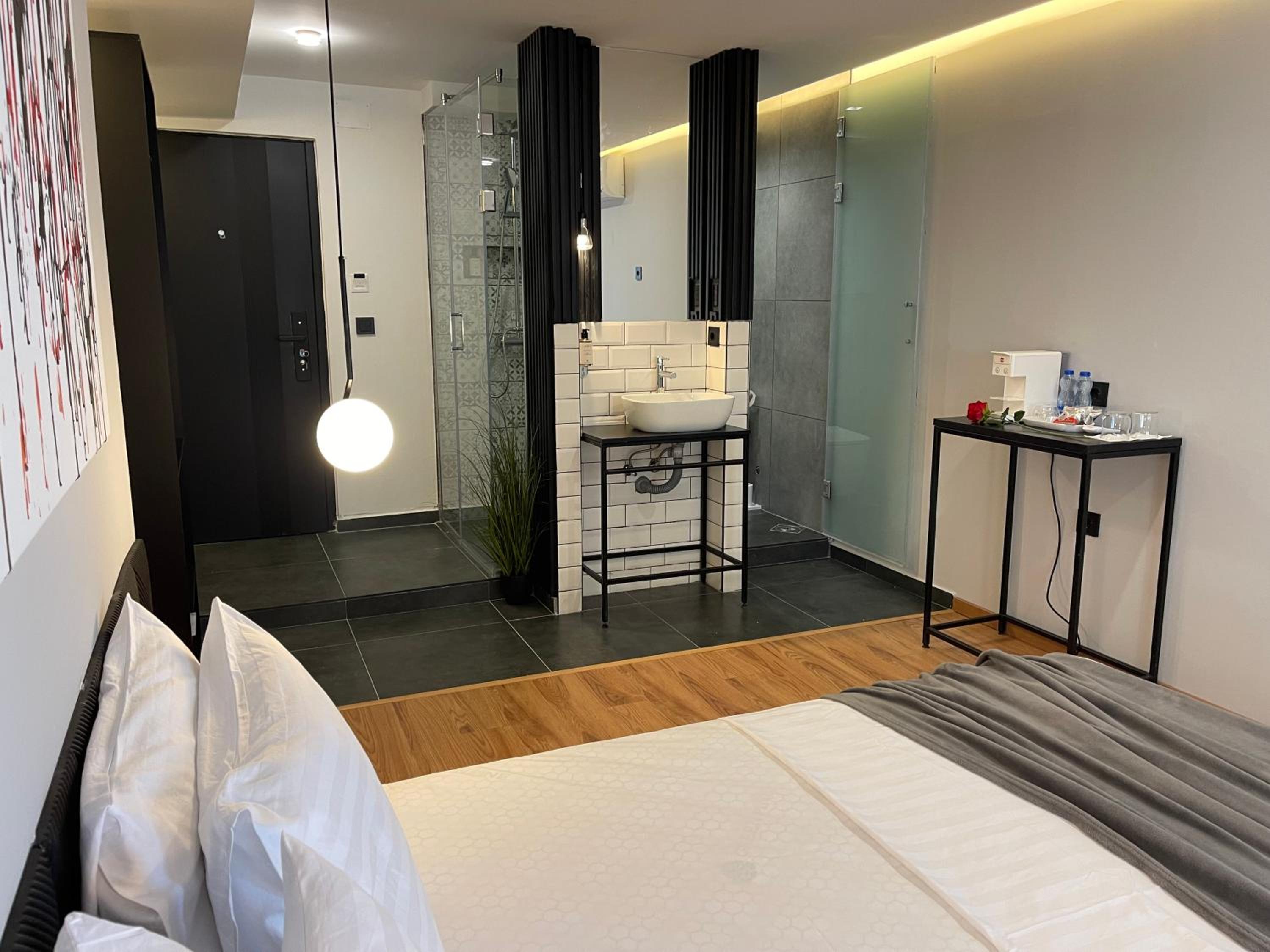 Deluxe Double Room with Balcony photo 3