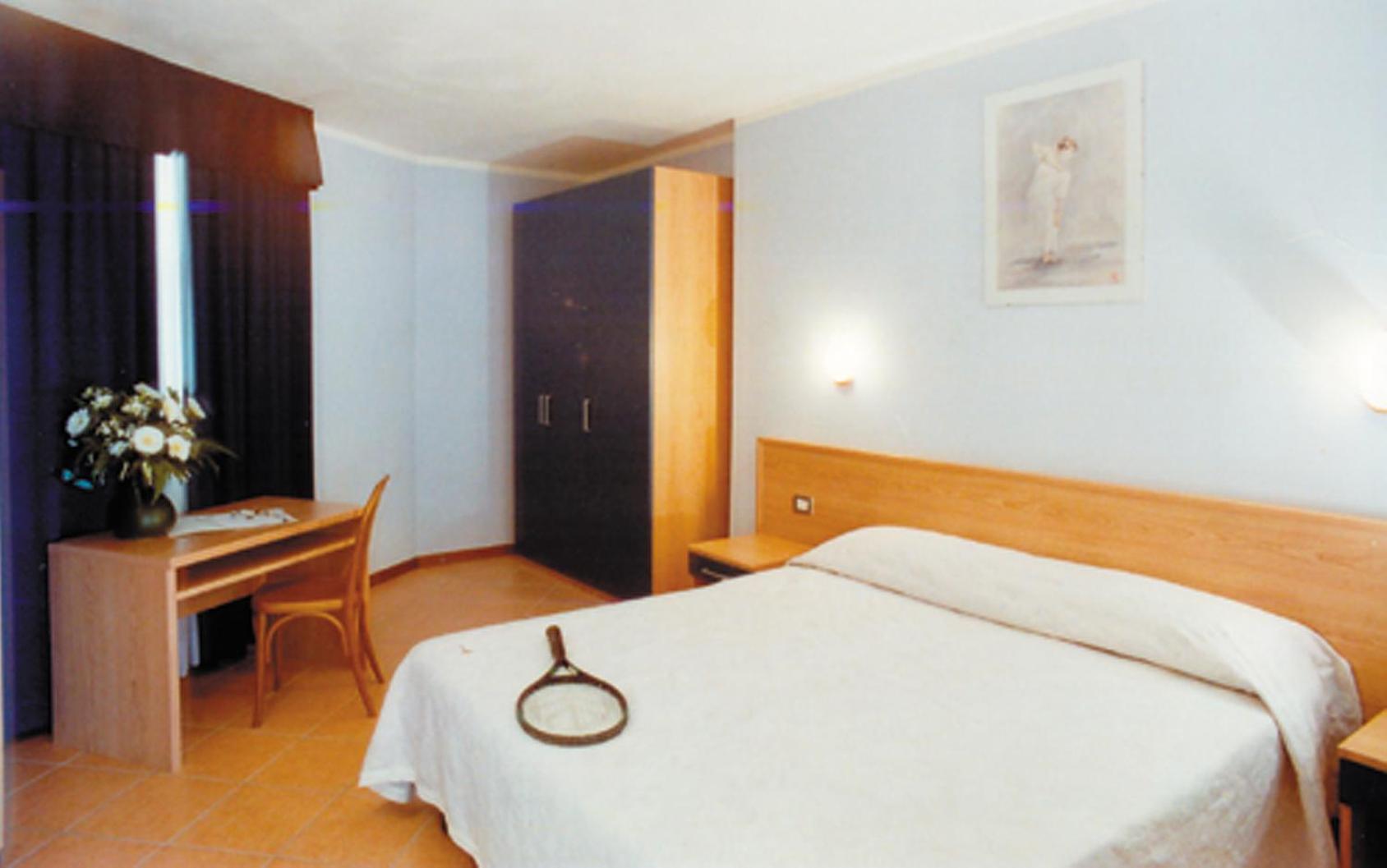 One-Bedroom Apartment with Lake View