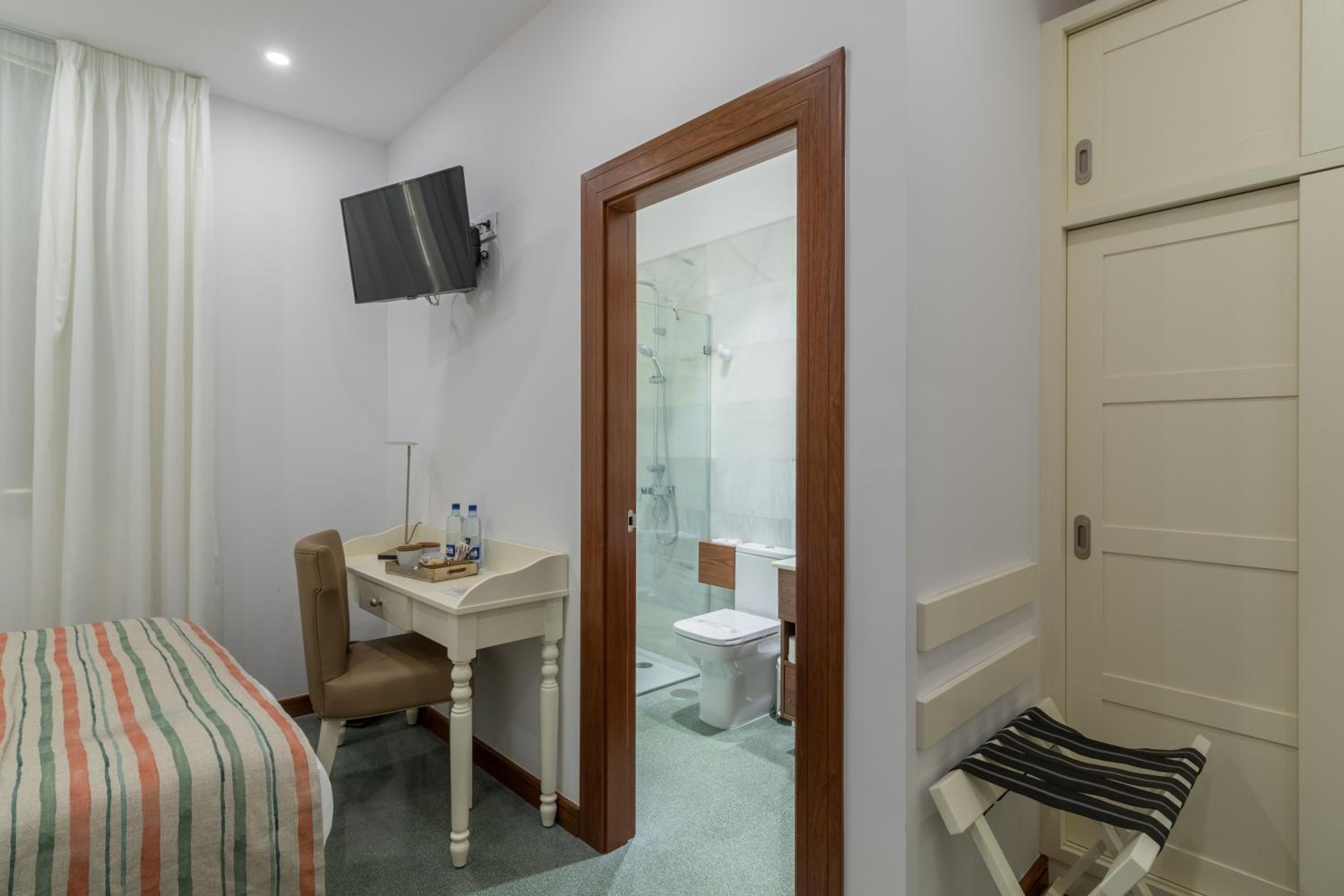 Budget Double Room thumbnail 5