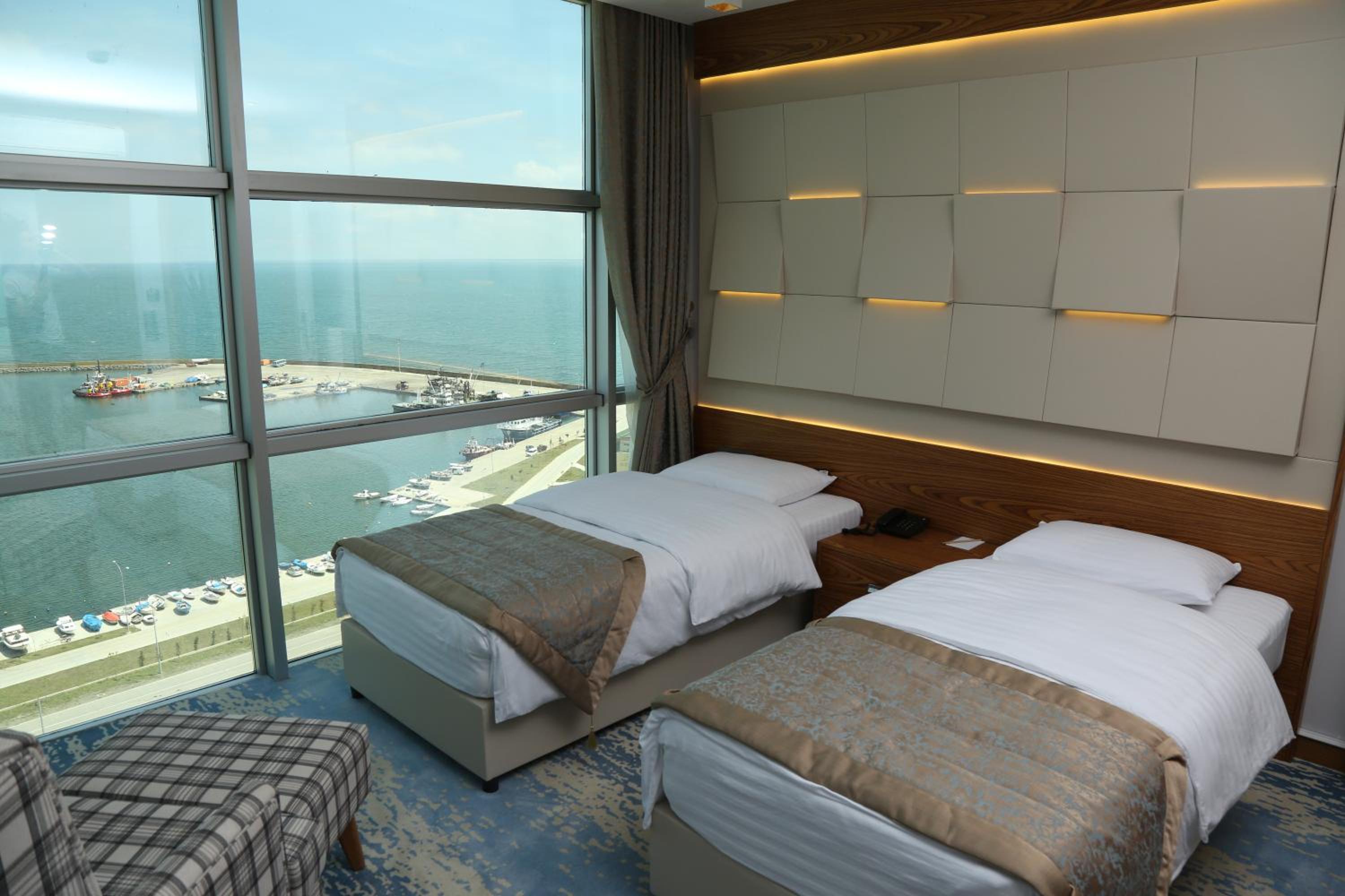 Double or Twin Room with Sea View - Photo 3
