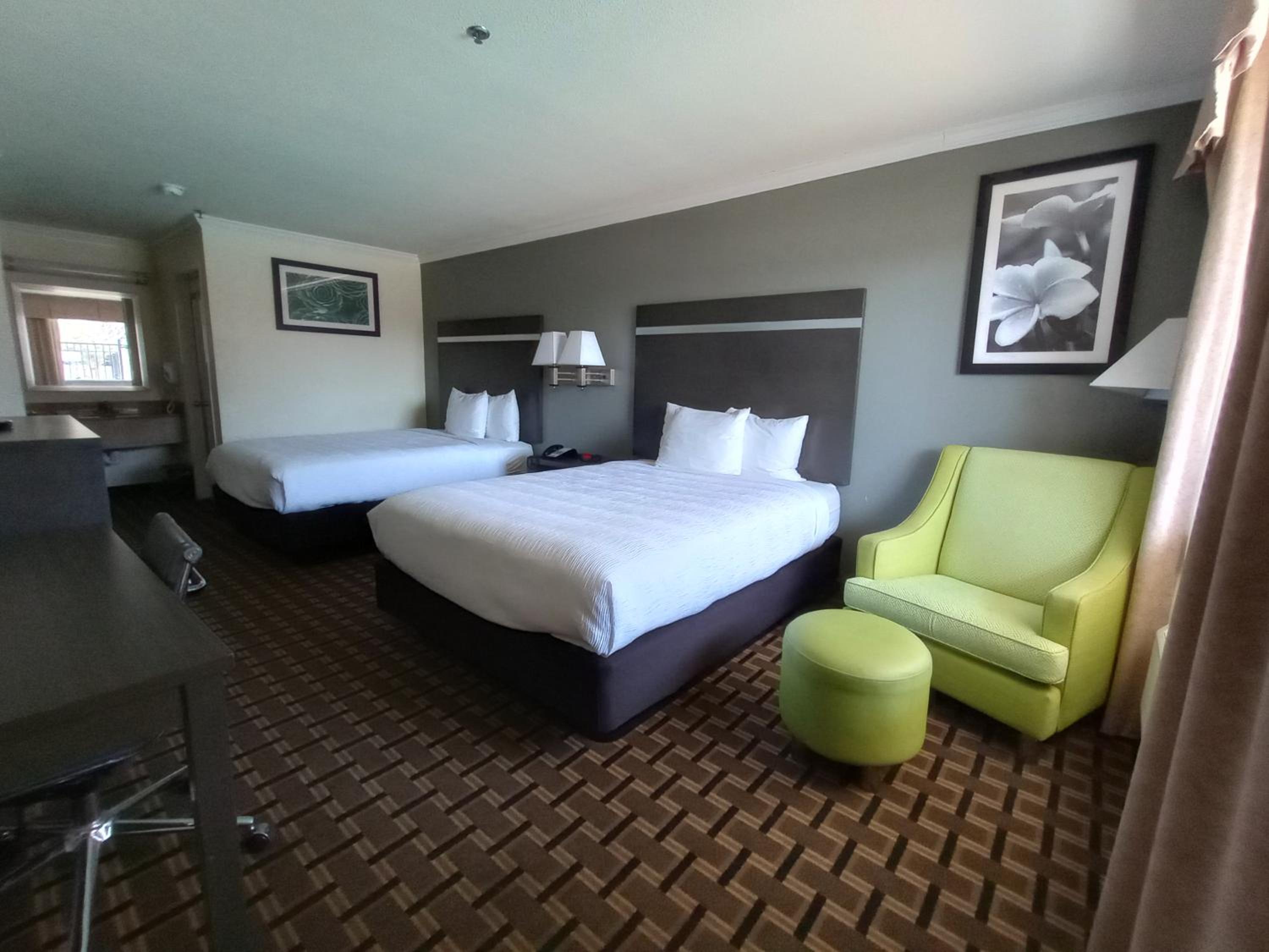 Queen Room with Two Queen Beds - Non-Smoking - Photo 1