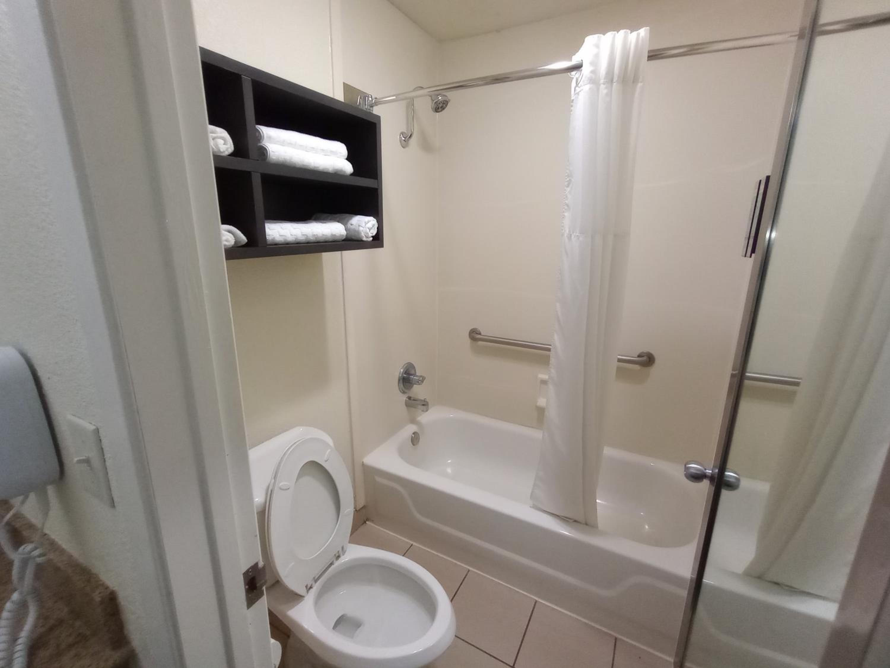 Queen Room with Two Queen Beds - Non-Smoking - Photo 2