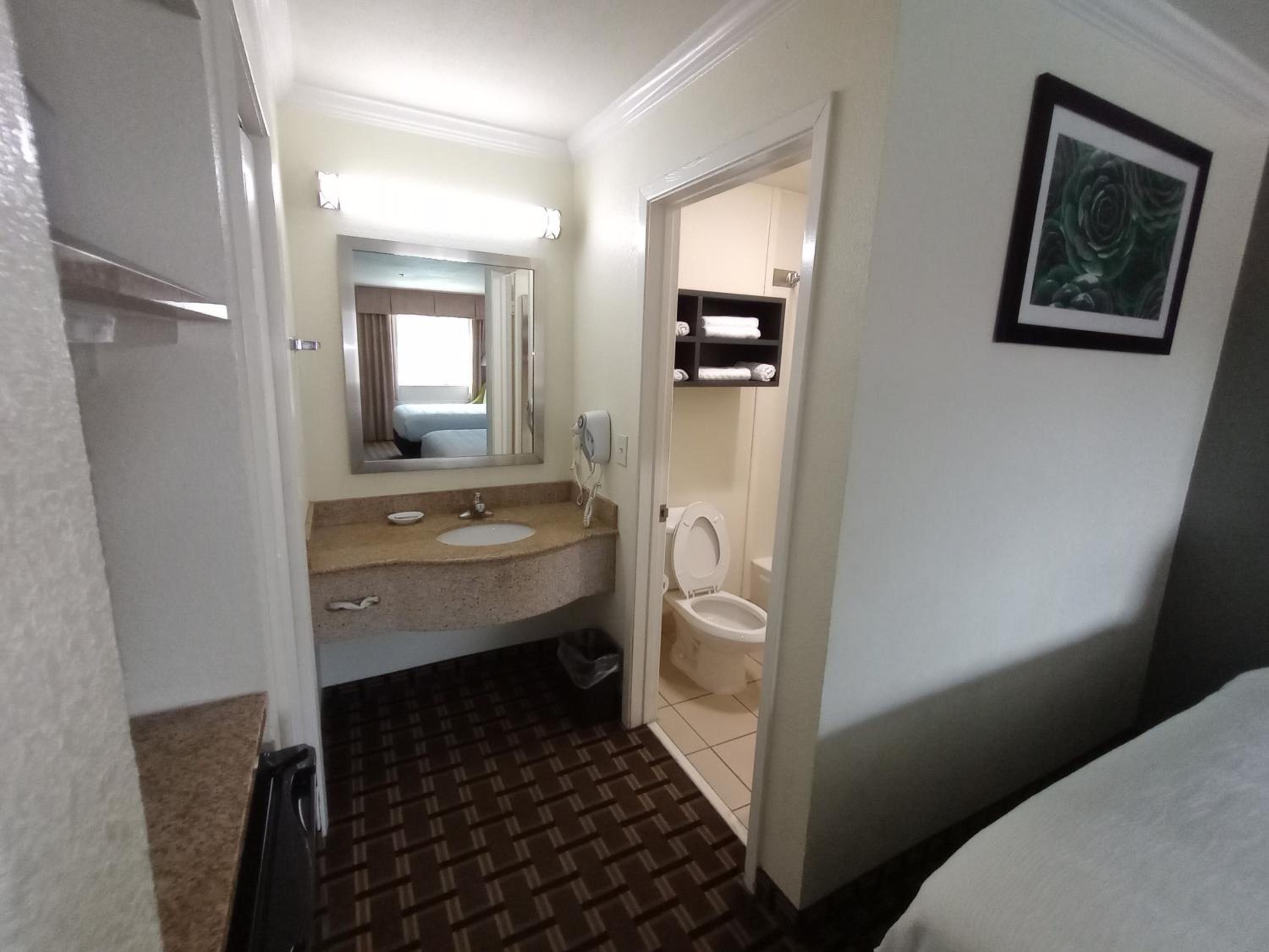 Queen Room with Two Queen Beds - Non-Smoking - Photo 3