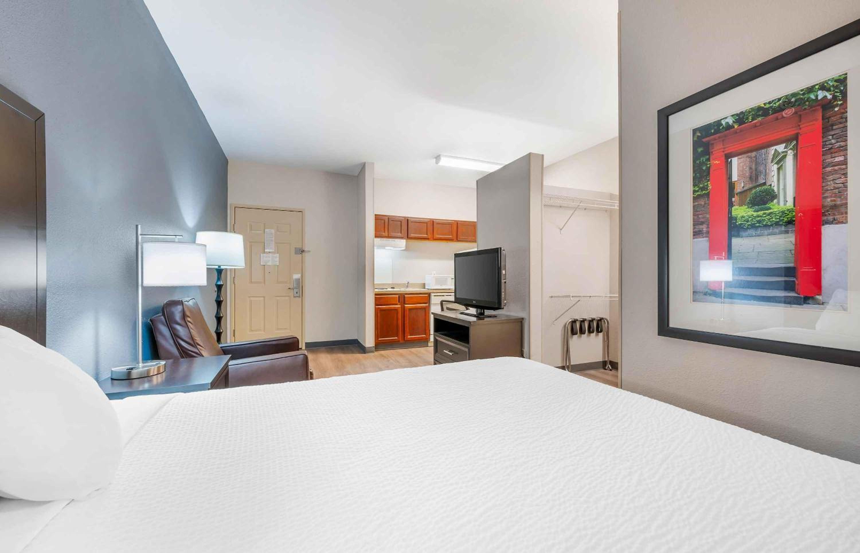 Queen studio with 1 Queen Bed - Disability Access/Non-Smoking - Photo 2