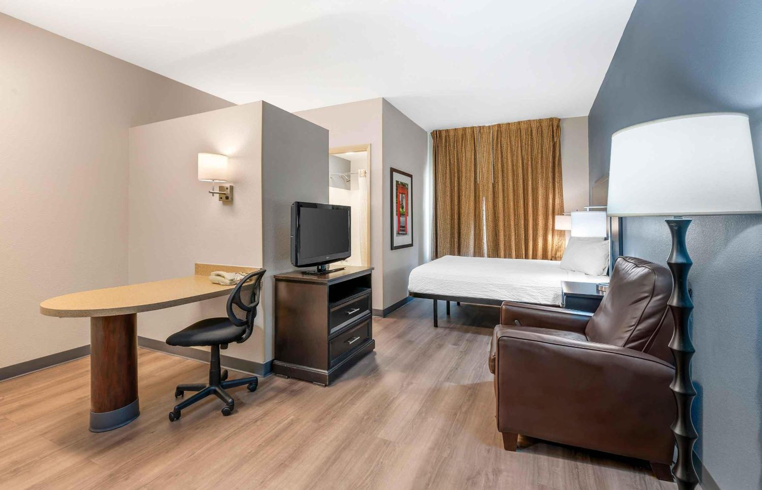 Queen studio with 1 Queen Bed - Disability Access/Non-Smoking - Photo 3