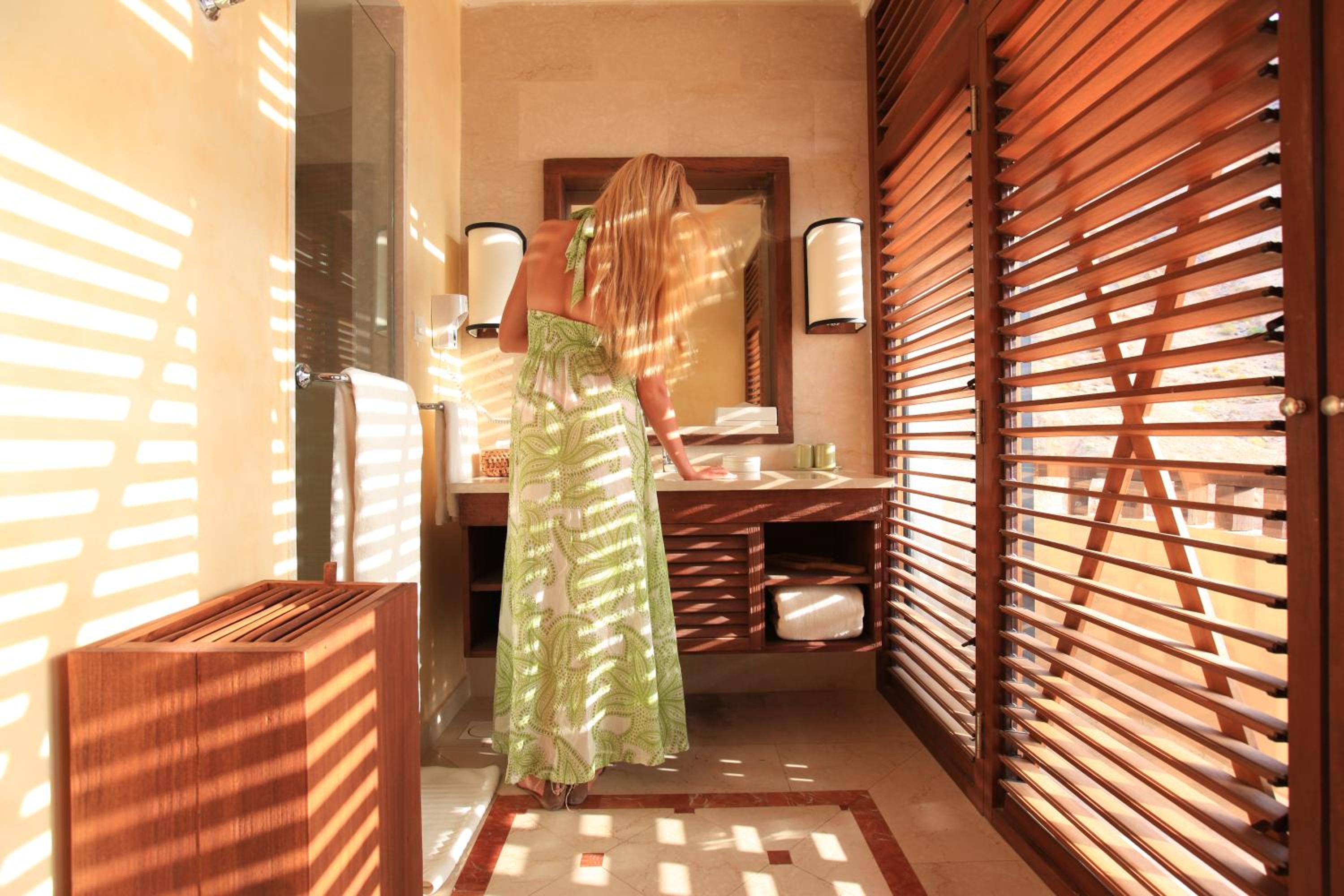 Deluxe King Room - Photo 2