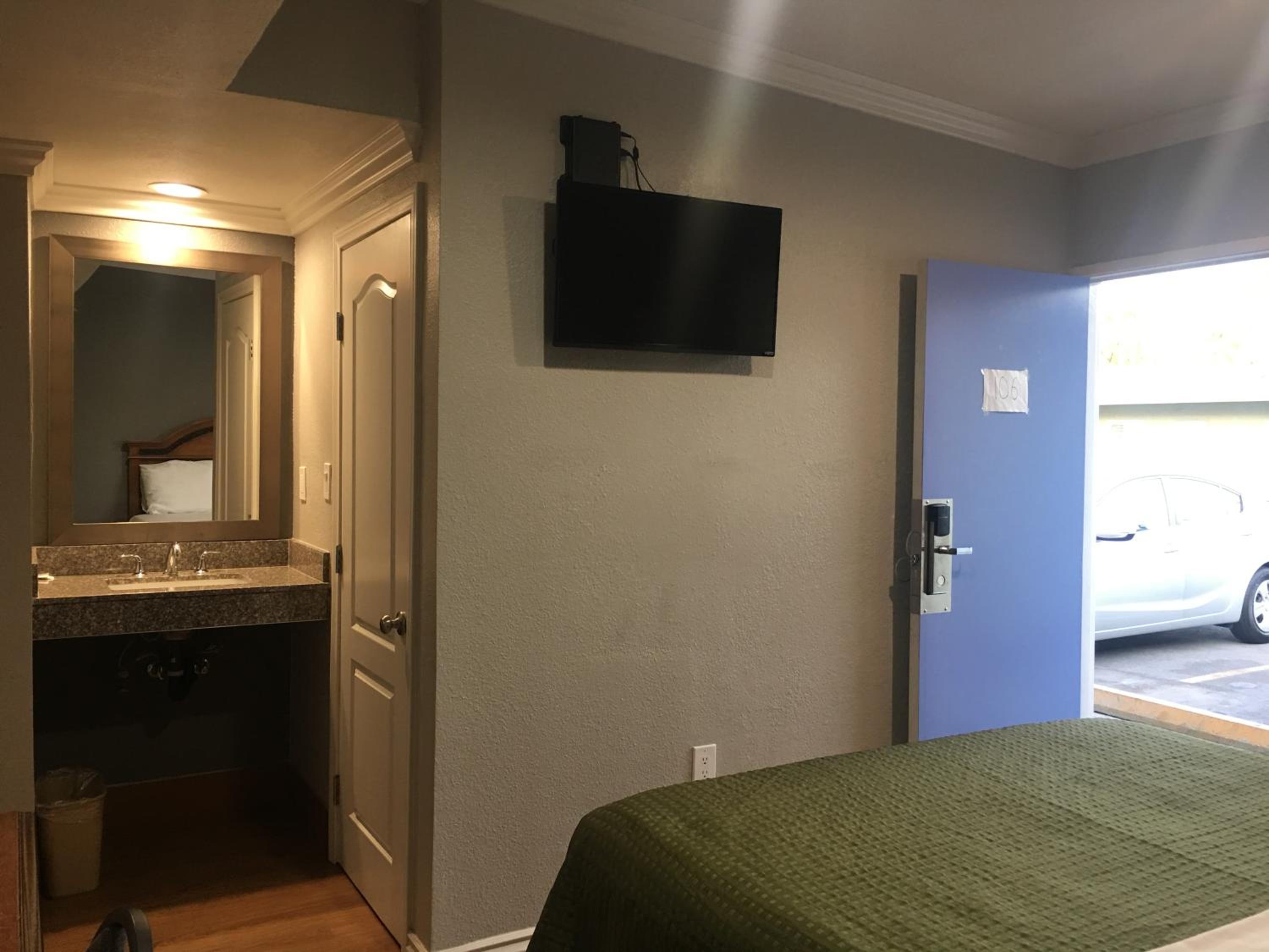 Queen Room photo 3