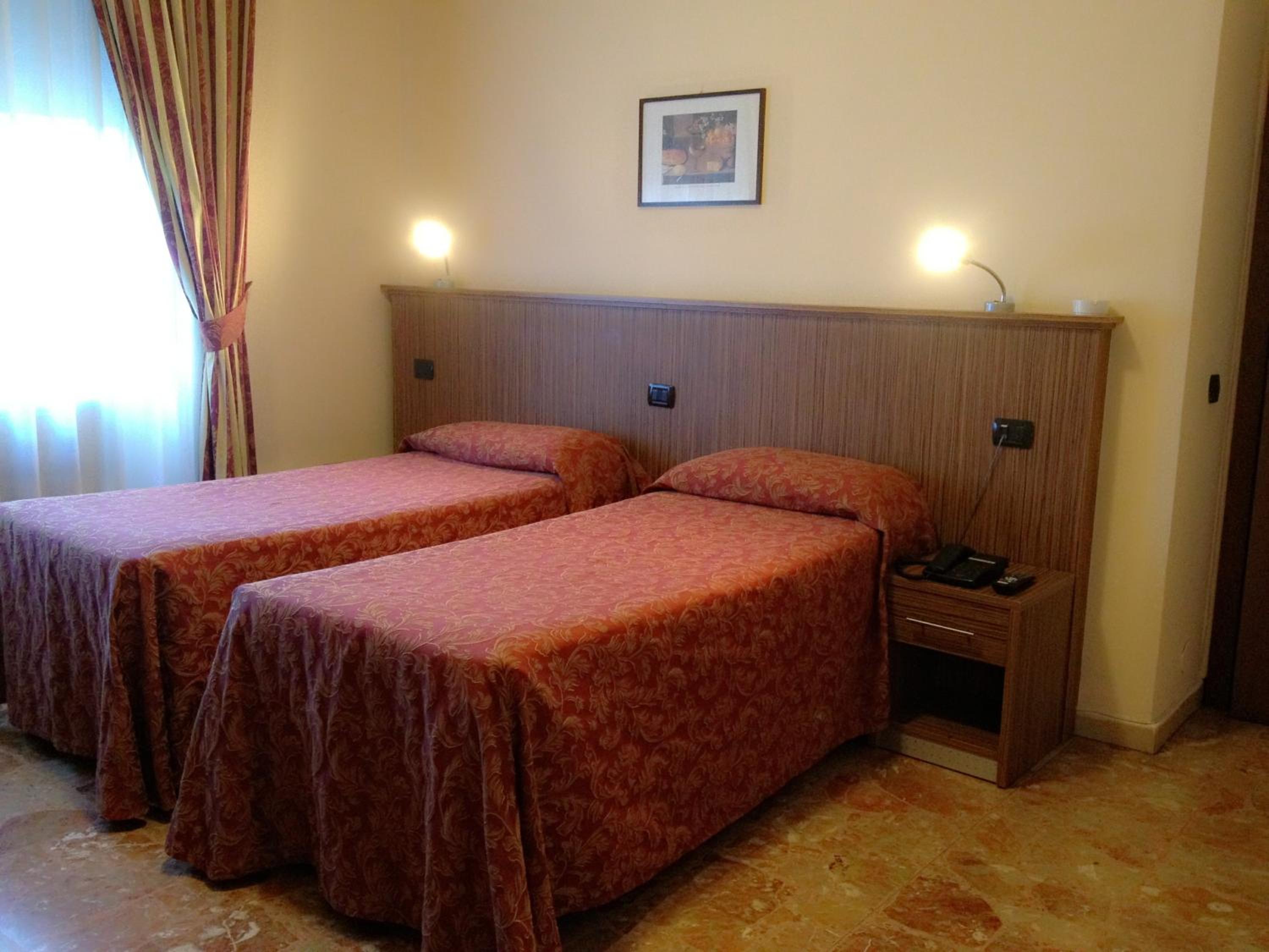 Twin Room - Photo 1