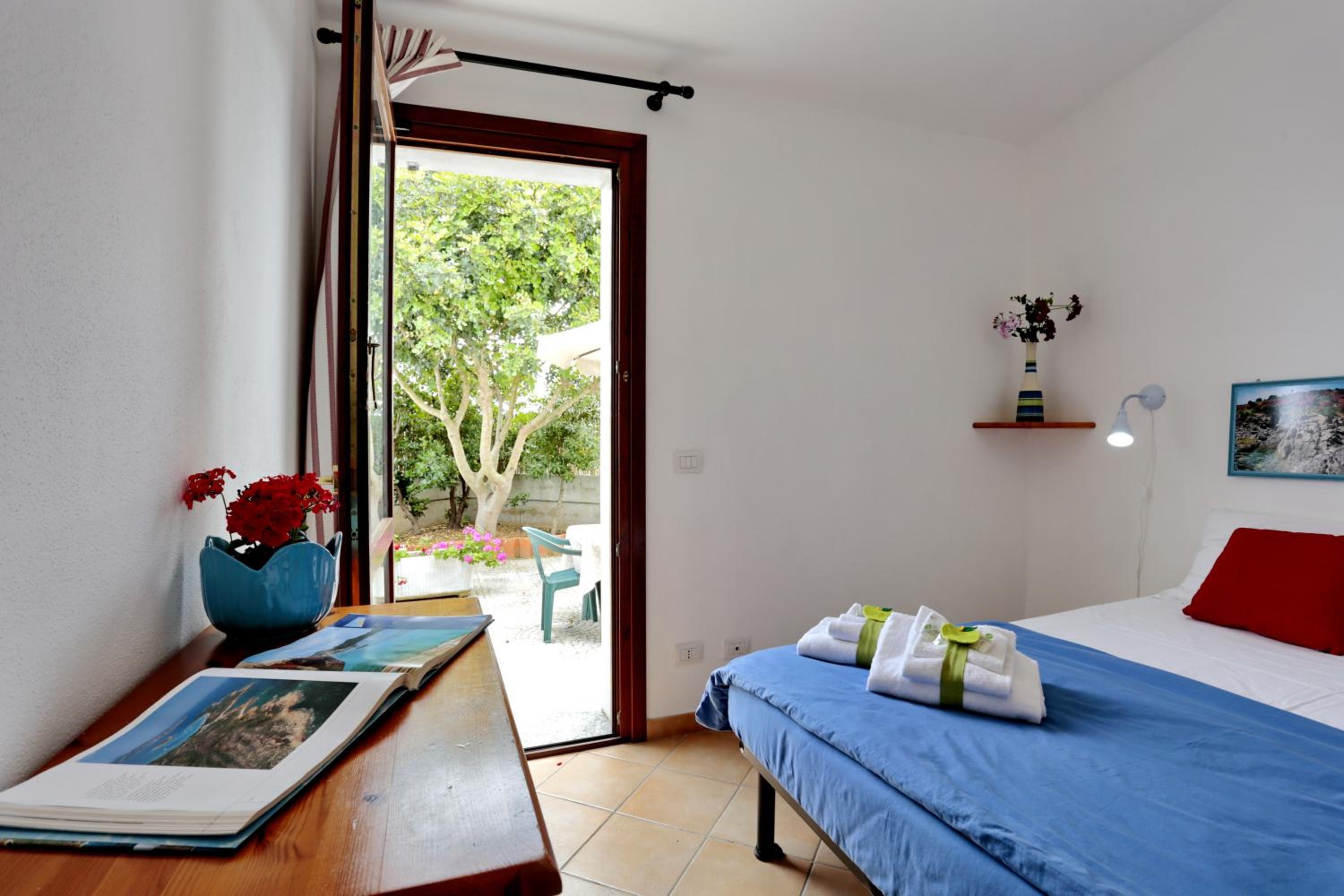 One-Bedroom Apartment with Garden photo 1