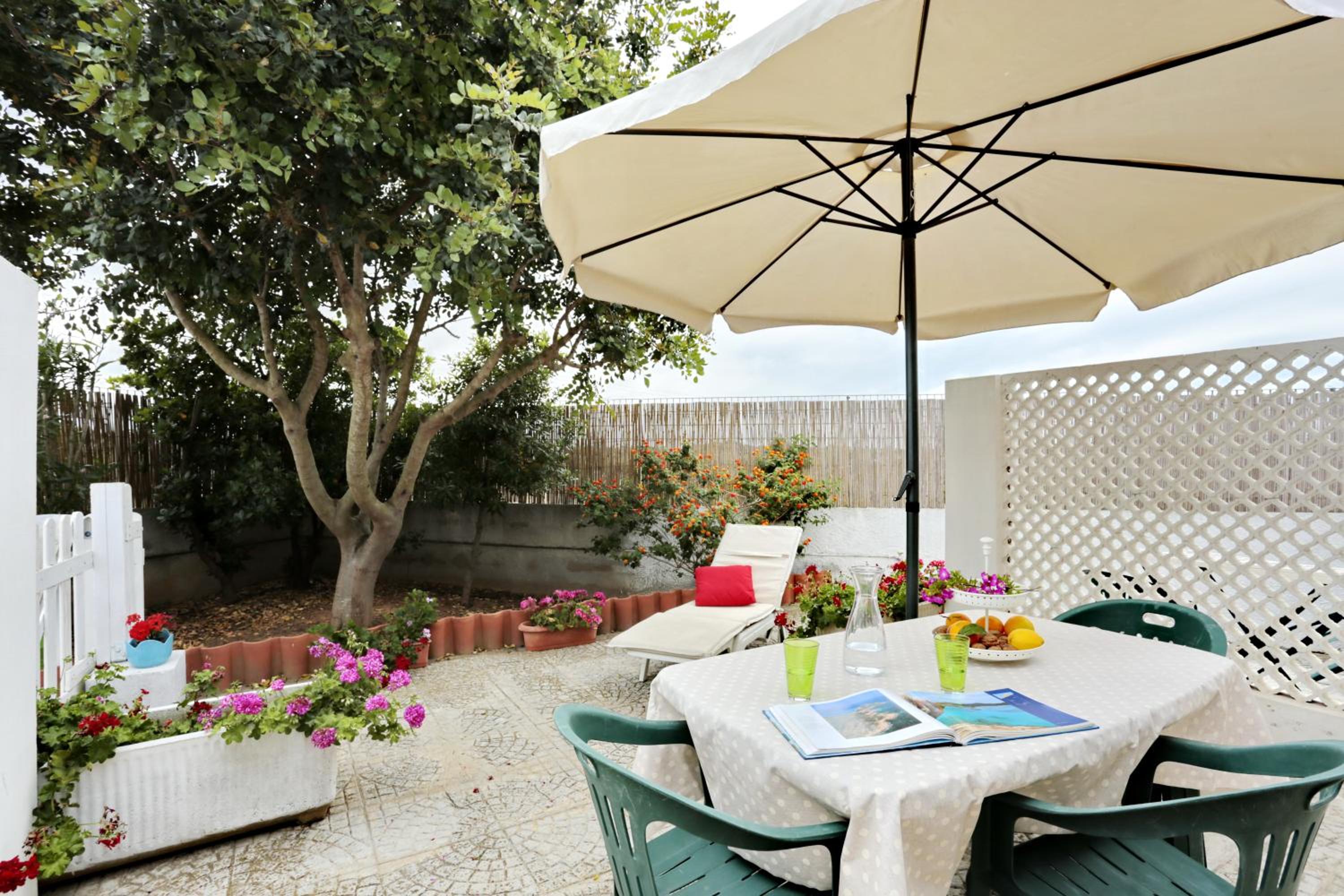 One-Bedroom Apartment with Garden photo 2