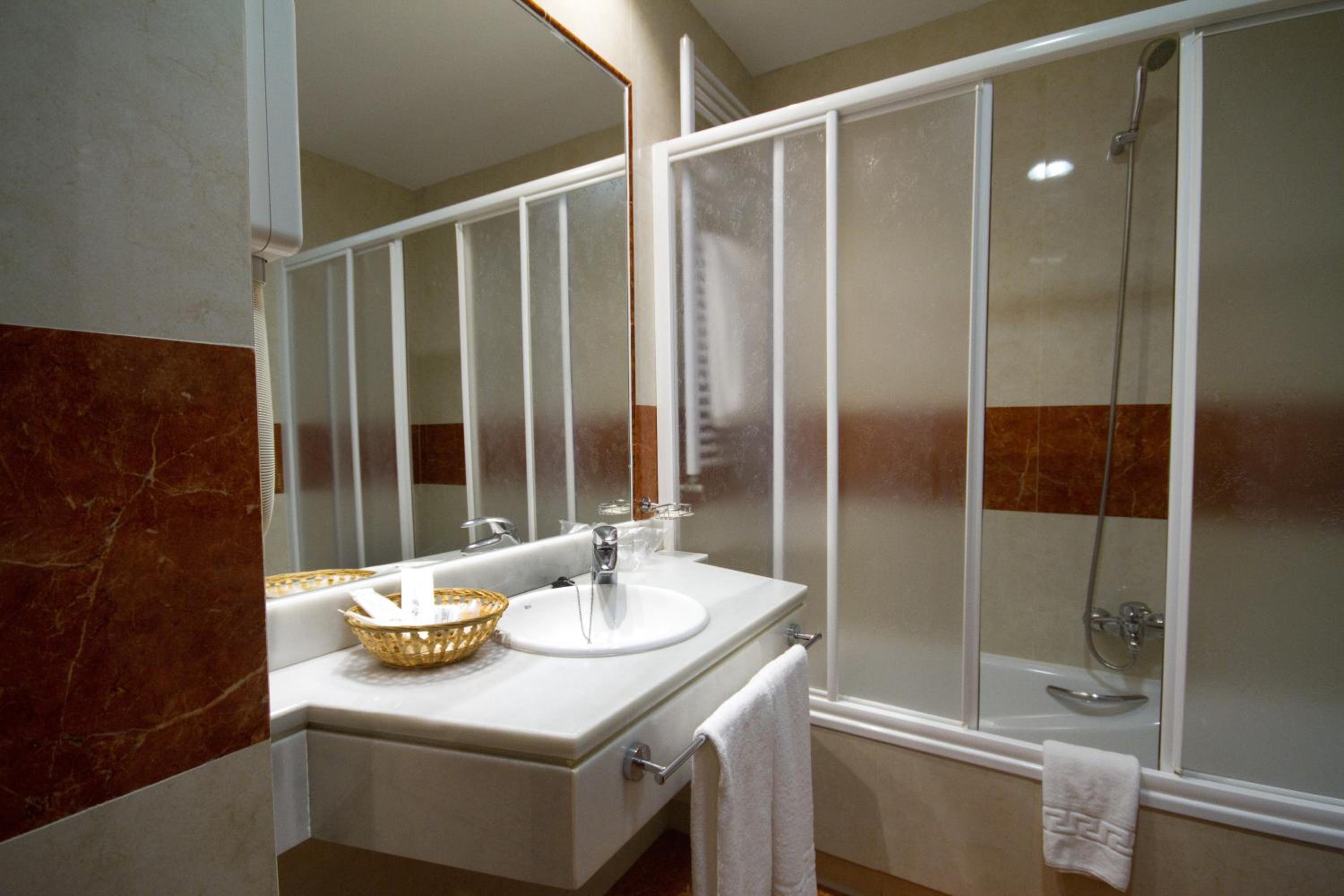 Twin Room (1 Adult) - Photo 5