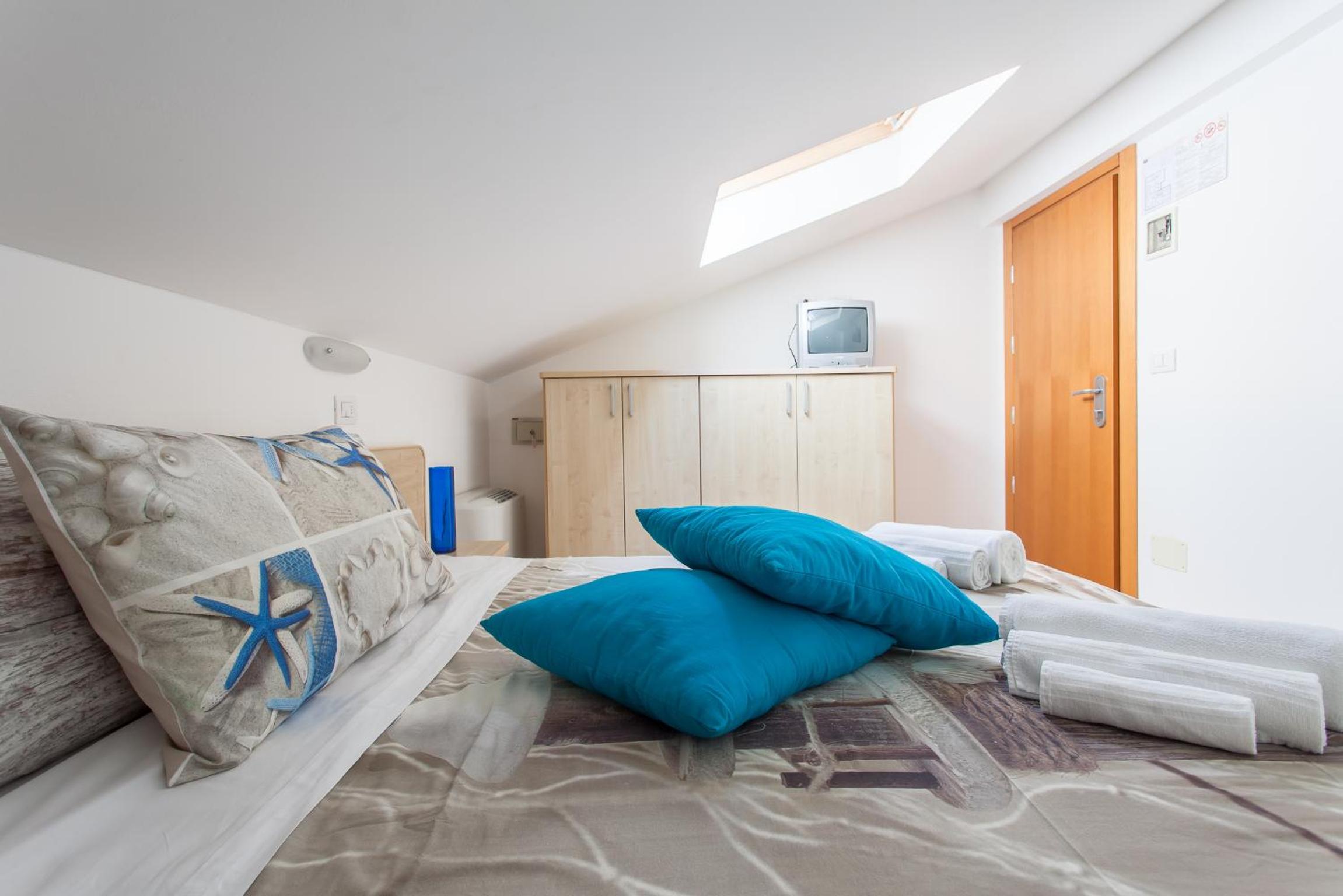Double or Twin Room - Attic photo 2