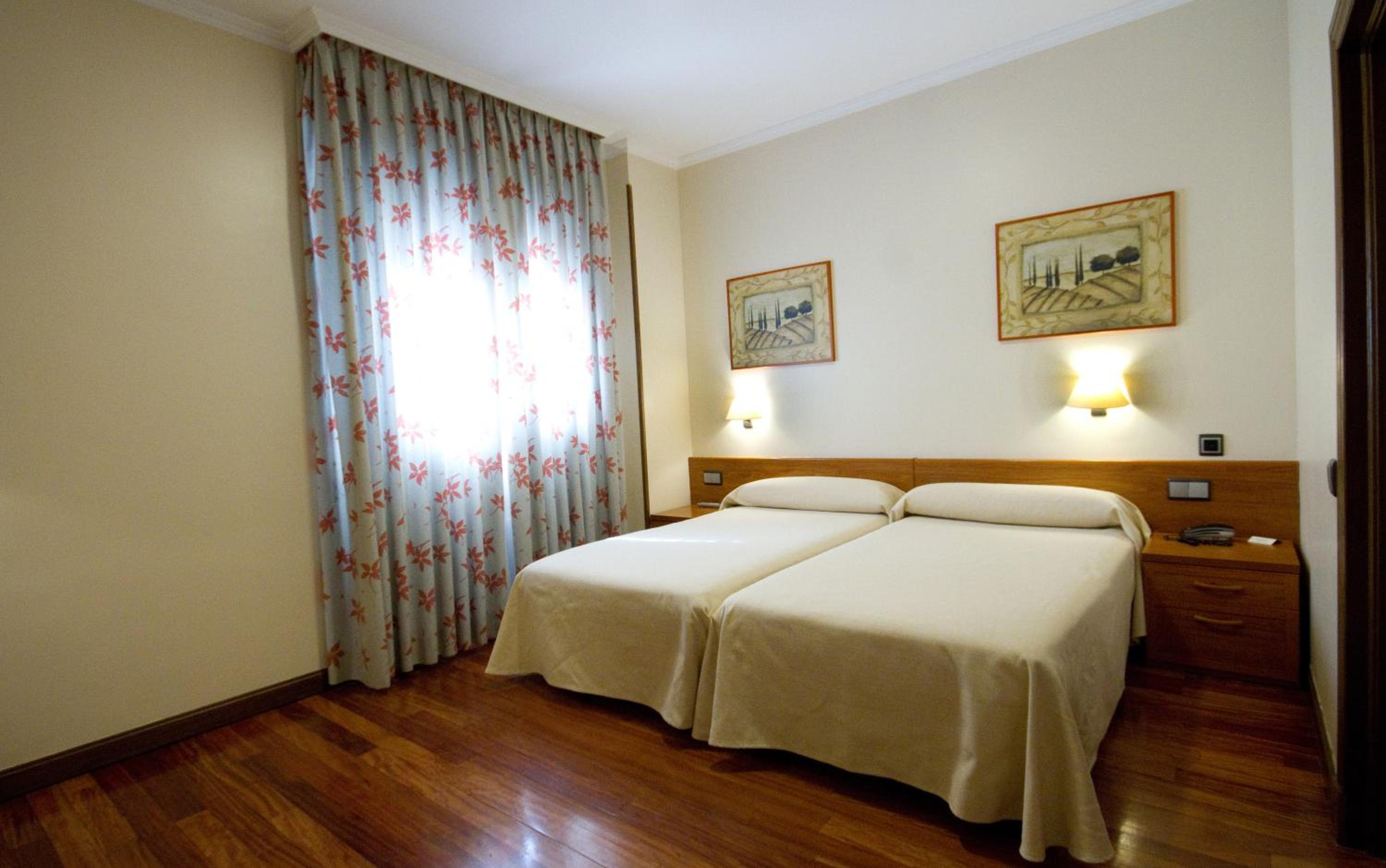 Twin Room with Extra Bed - Photo 1
