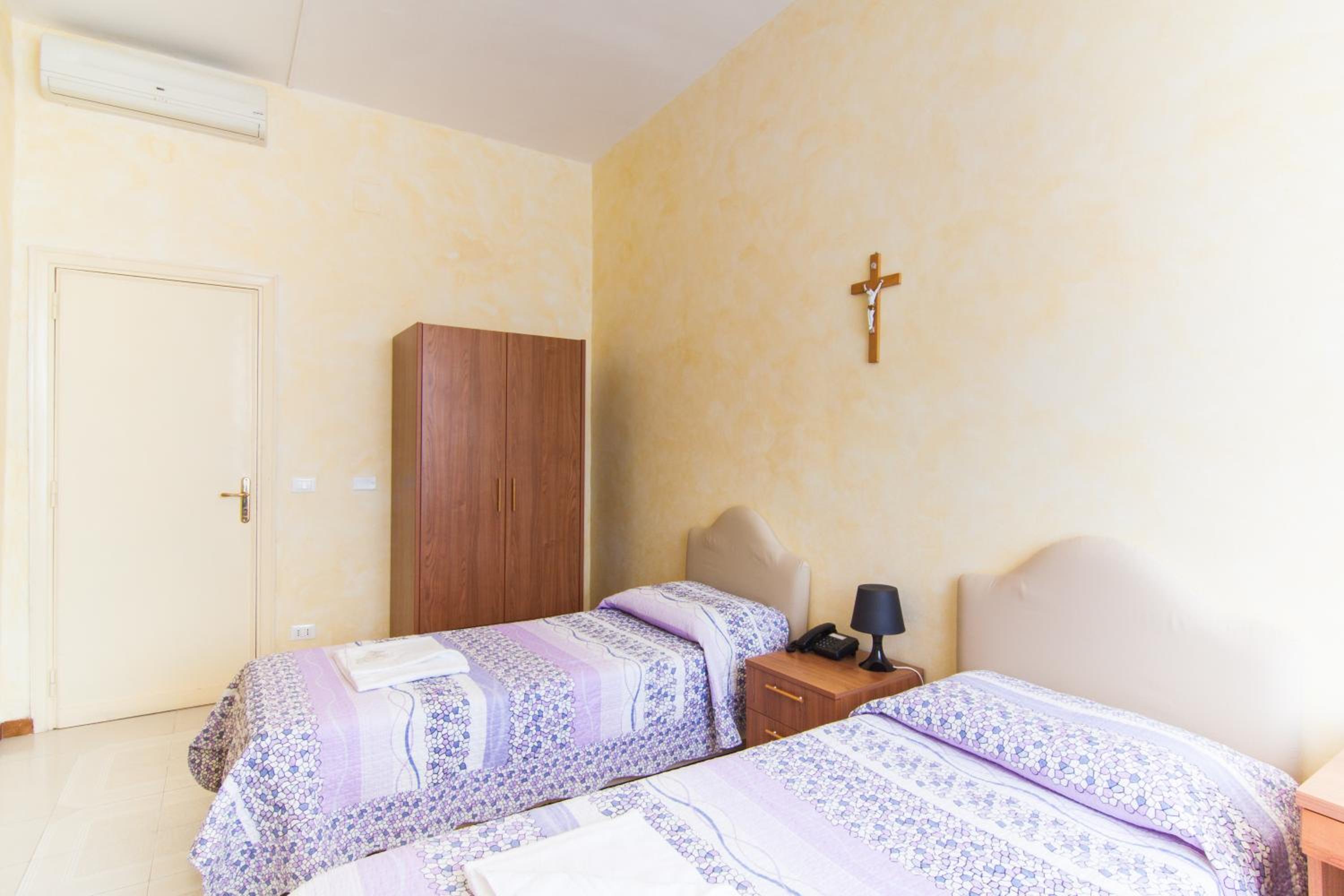 Economy Twin Room photo 2