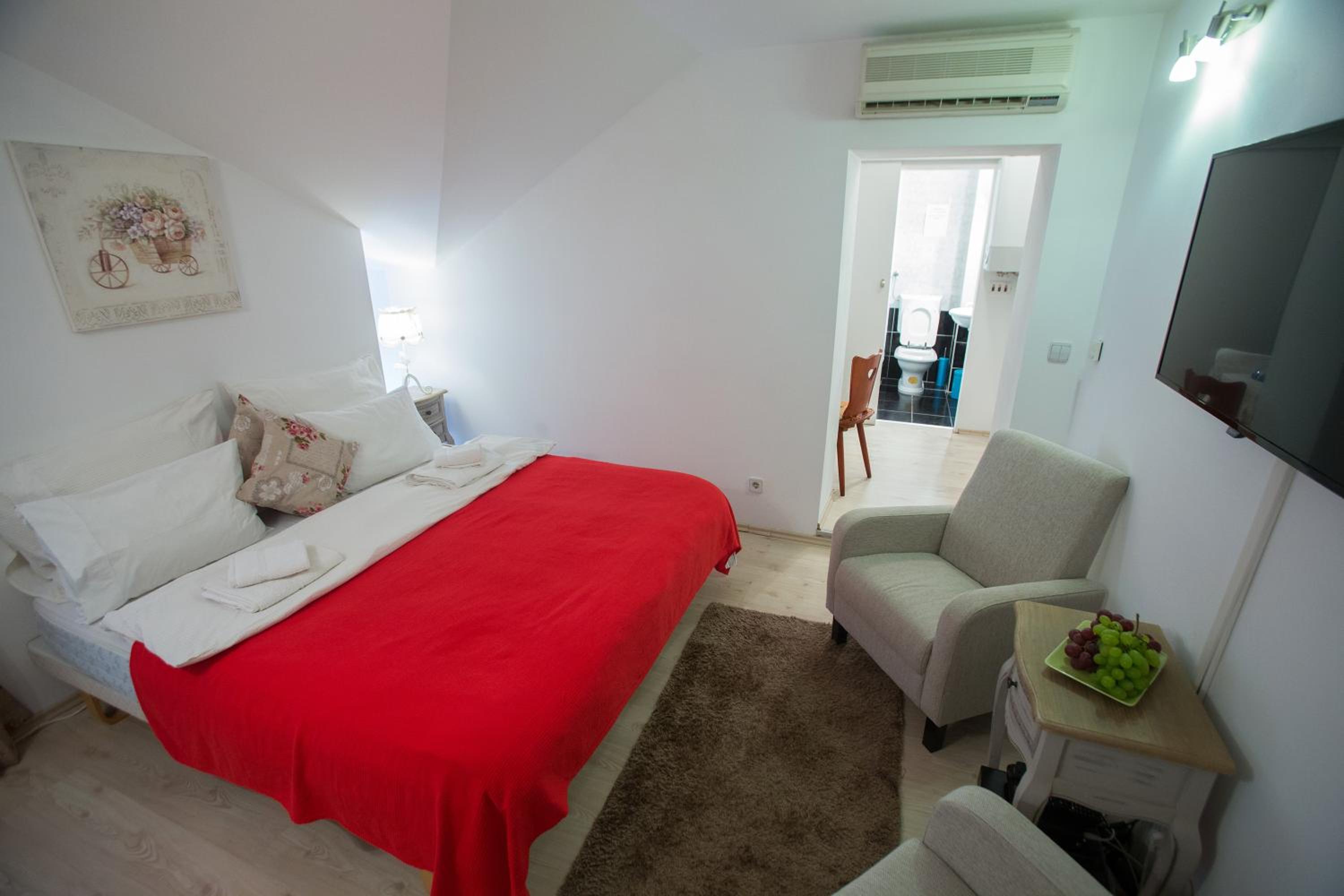 One-Bedroom Apartment - Photo 6
