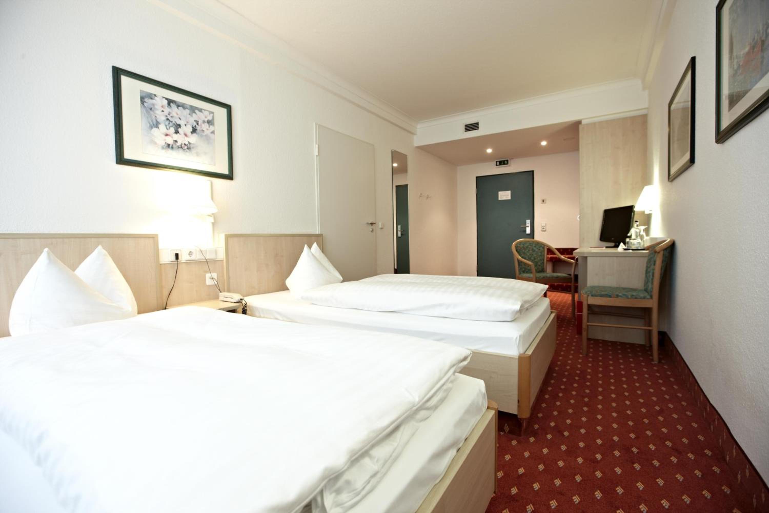 Standard Twin Room - Photo 1