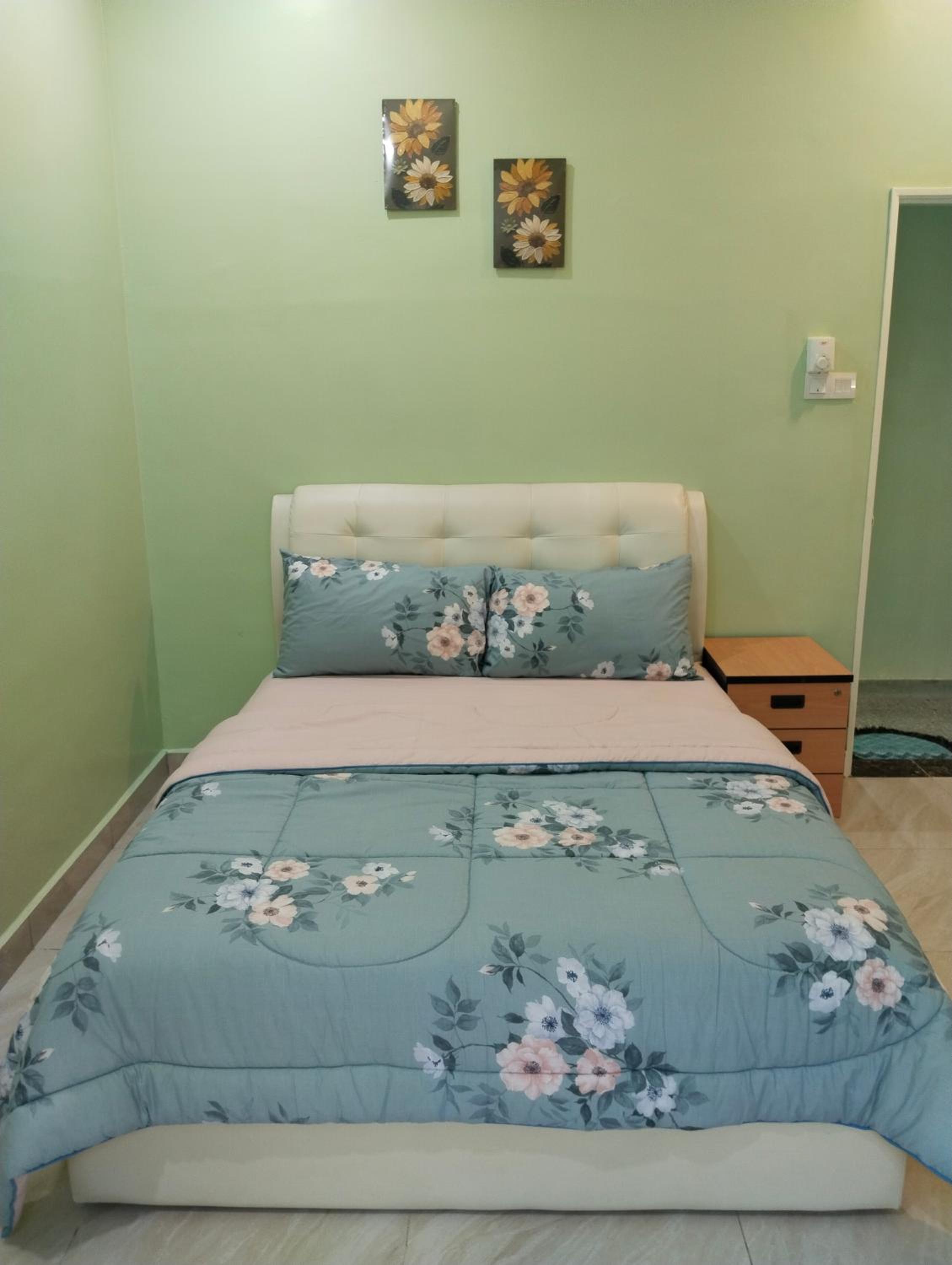 Five-Bedroom House photo 2