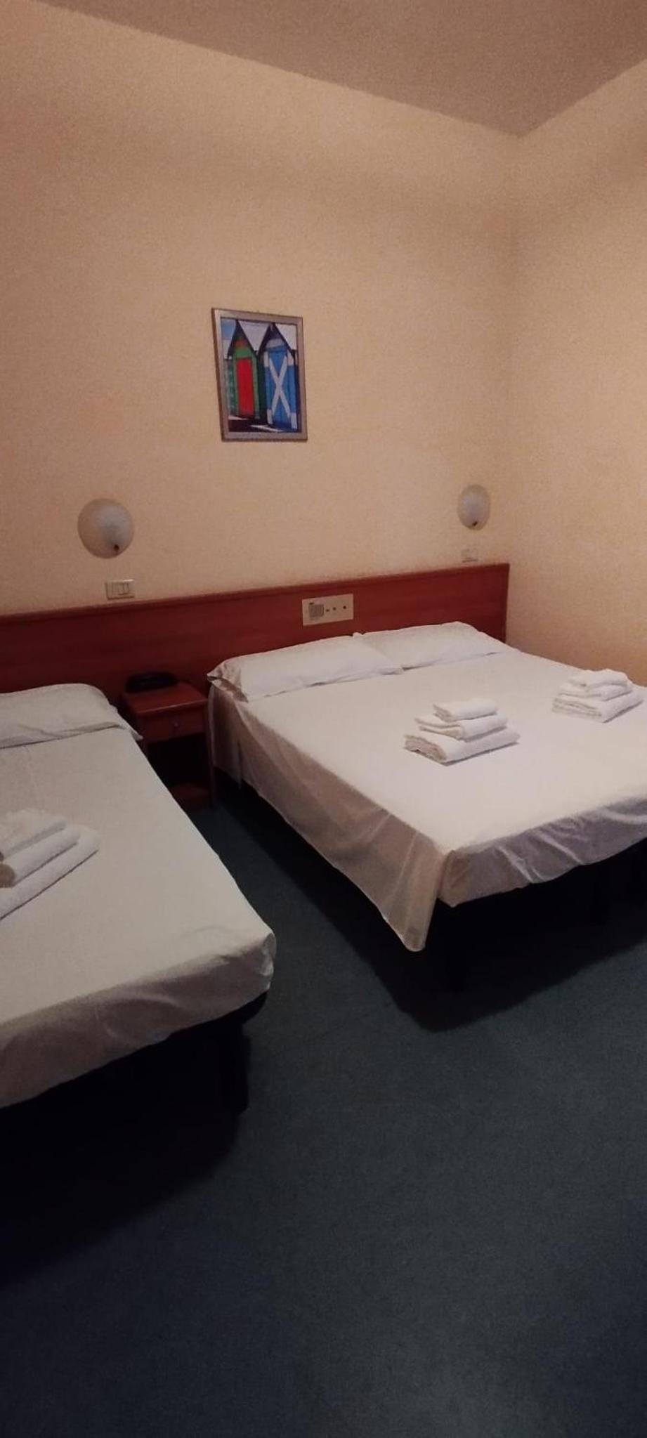 Economy Triple Room photo 2