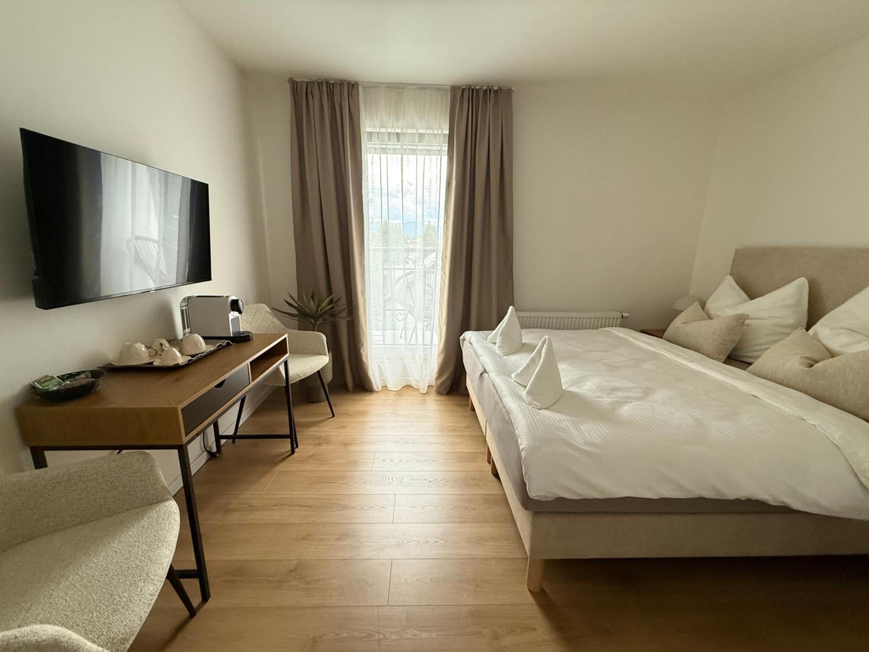Deluxe Double Room with Balcony photo 2
