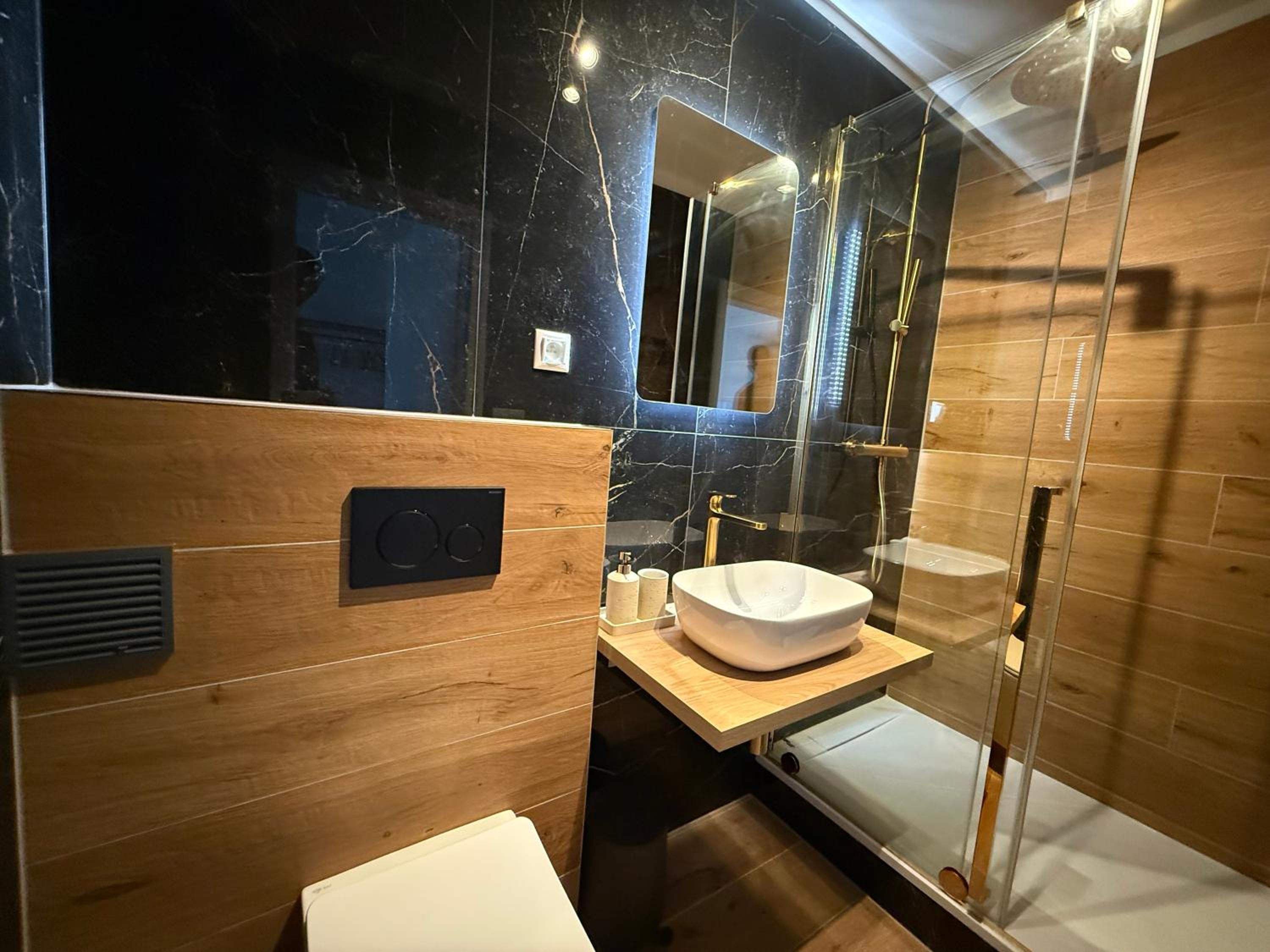 Deluxe One-Bedroom Apartment with Garden View photo 2