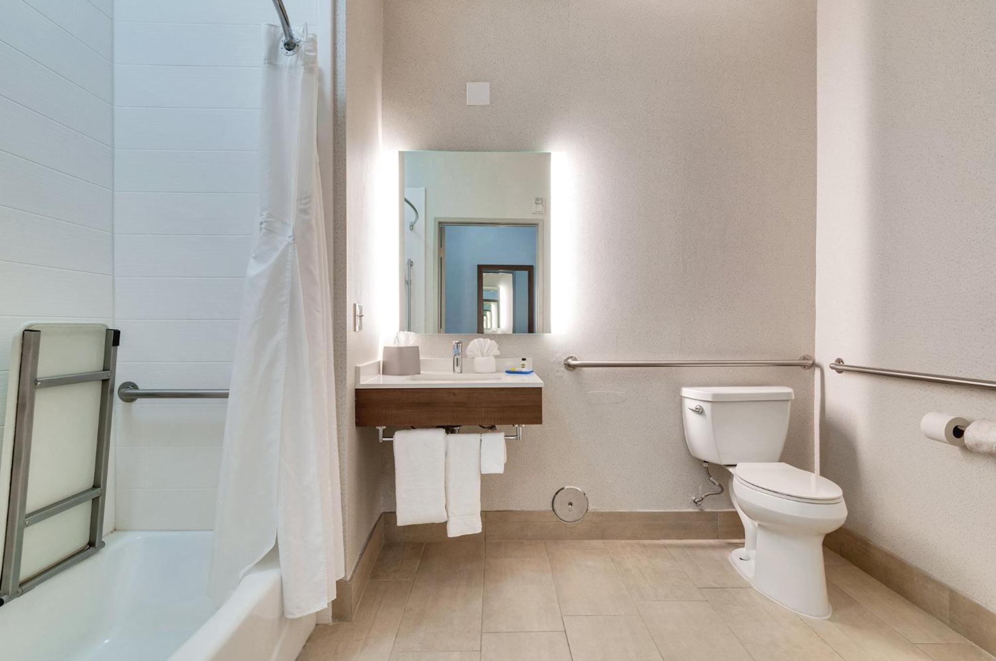 King Room - Mobility Access Tub - Non-Smoking - Photo 4