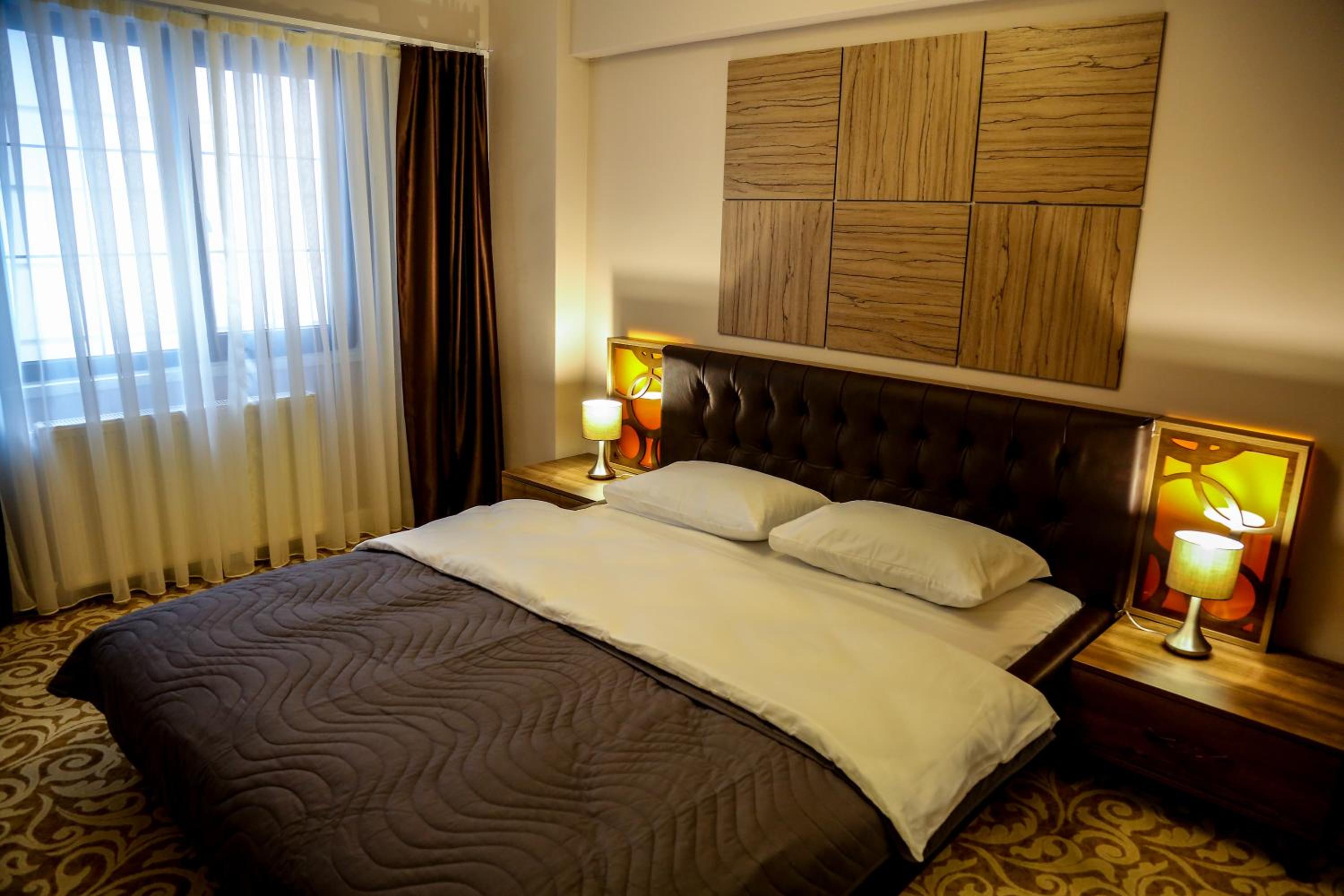 Presidential Suite with Spa Bath and Cinema Room photo 3