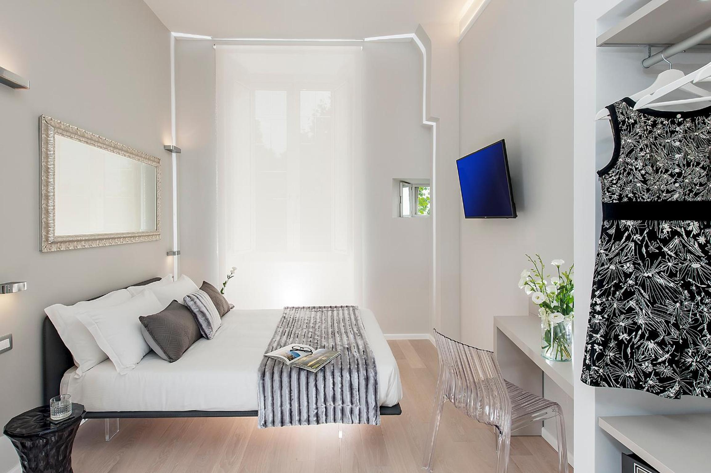 Deluxe Double Room with Coliseum View