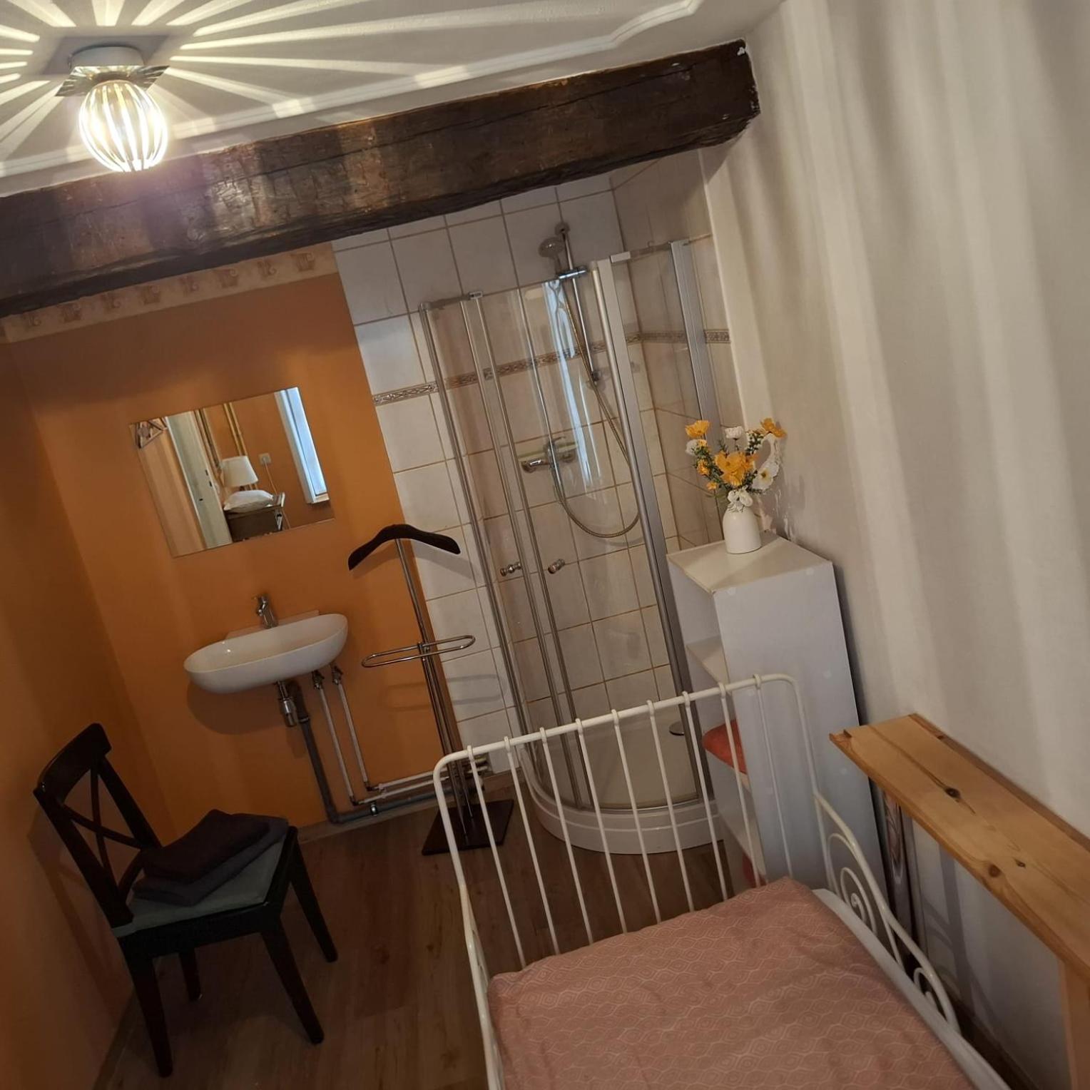 Small Single Room photo 3