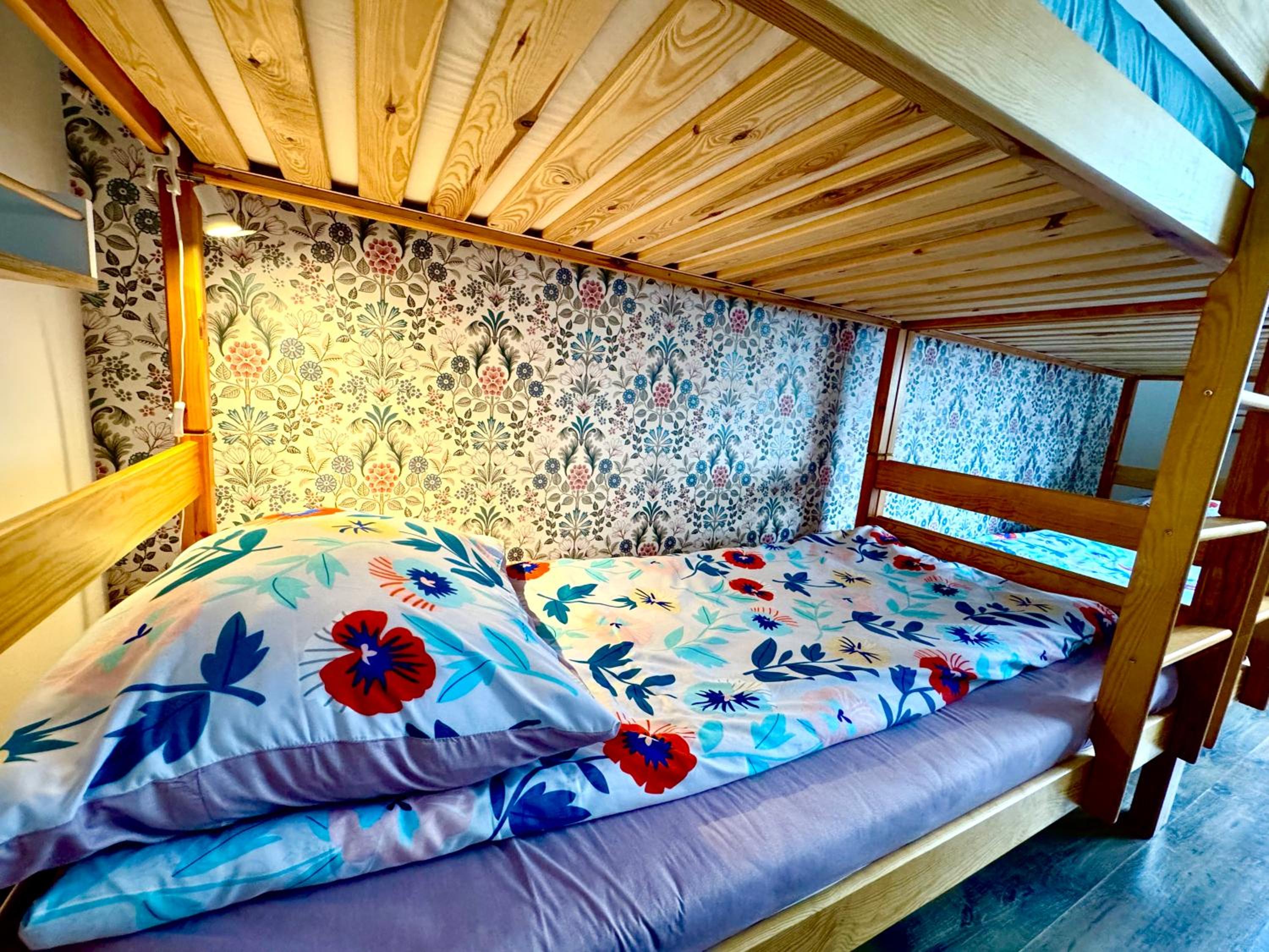 Bed in 6-Bed Mixed Dormitory Room photo 3