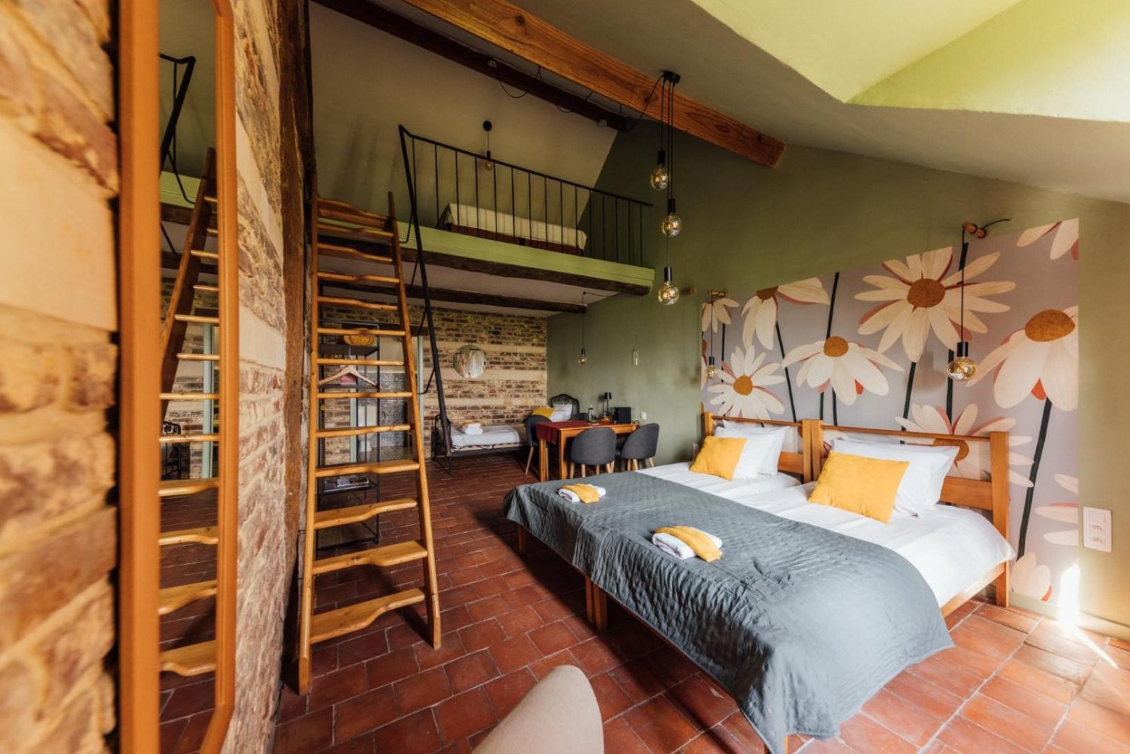 Seven-Bedroom House photo 2