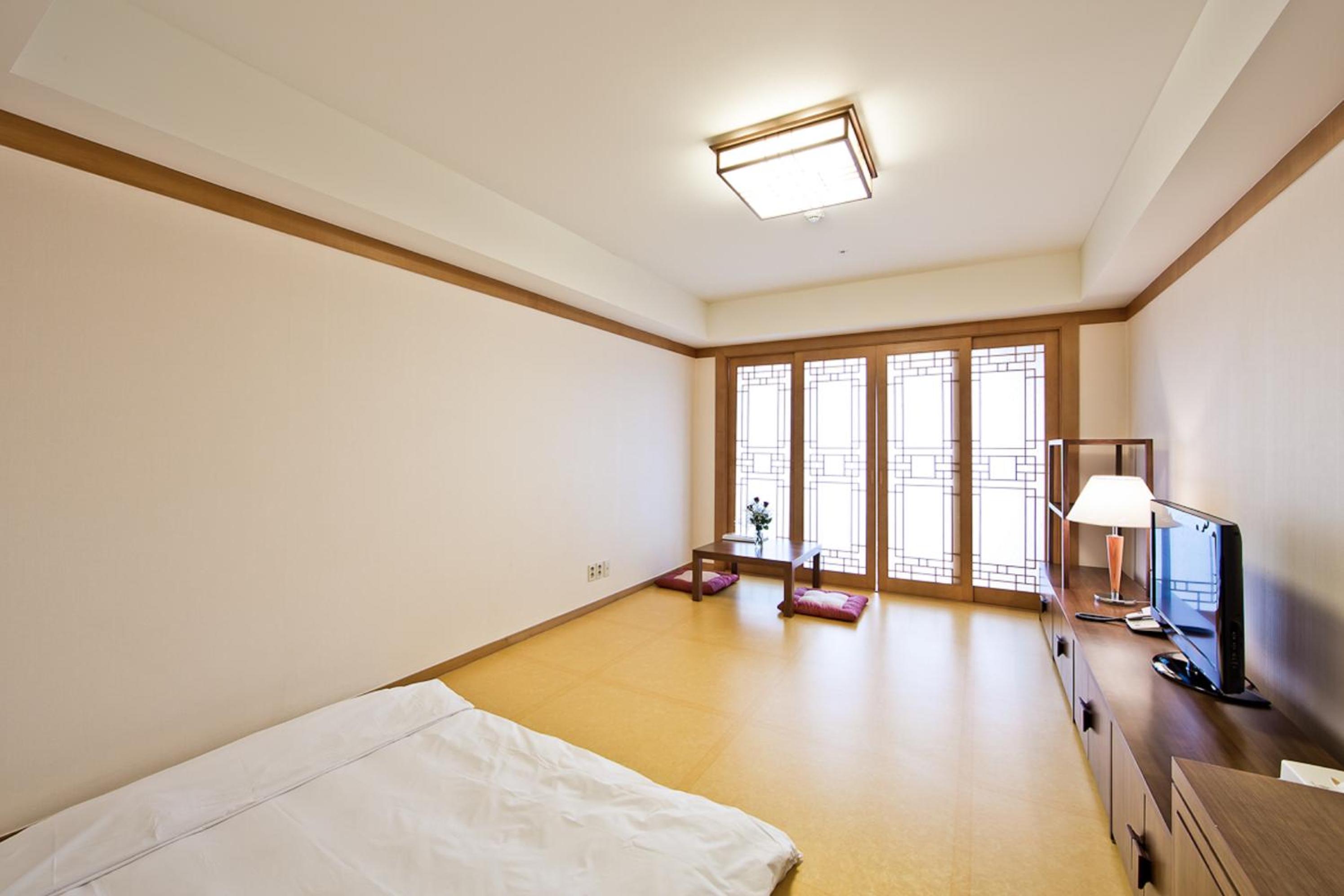Special Offer - Deluxe Ondol Room with Mountain View with Free Breakfast for 2 - Photo 2