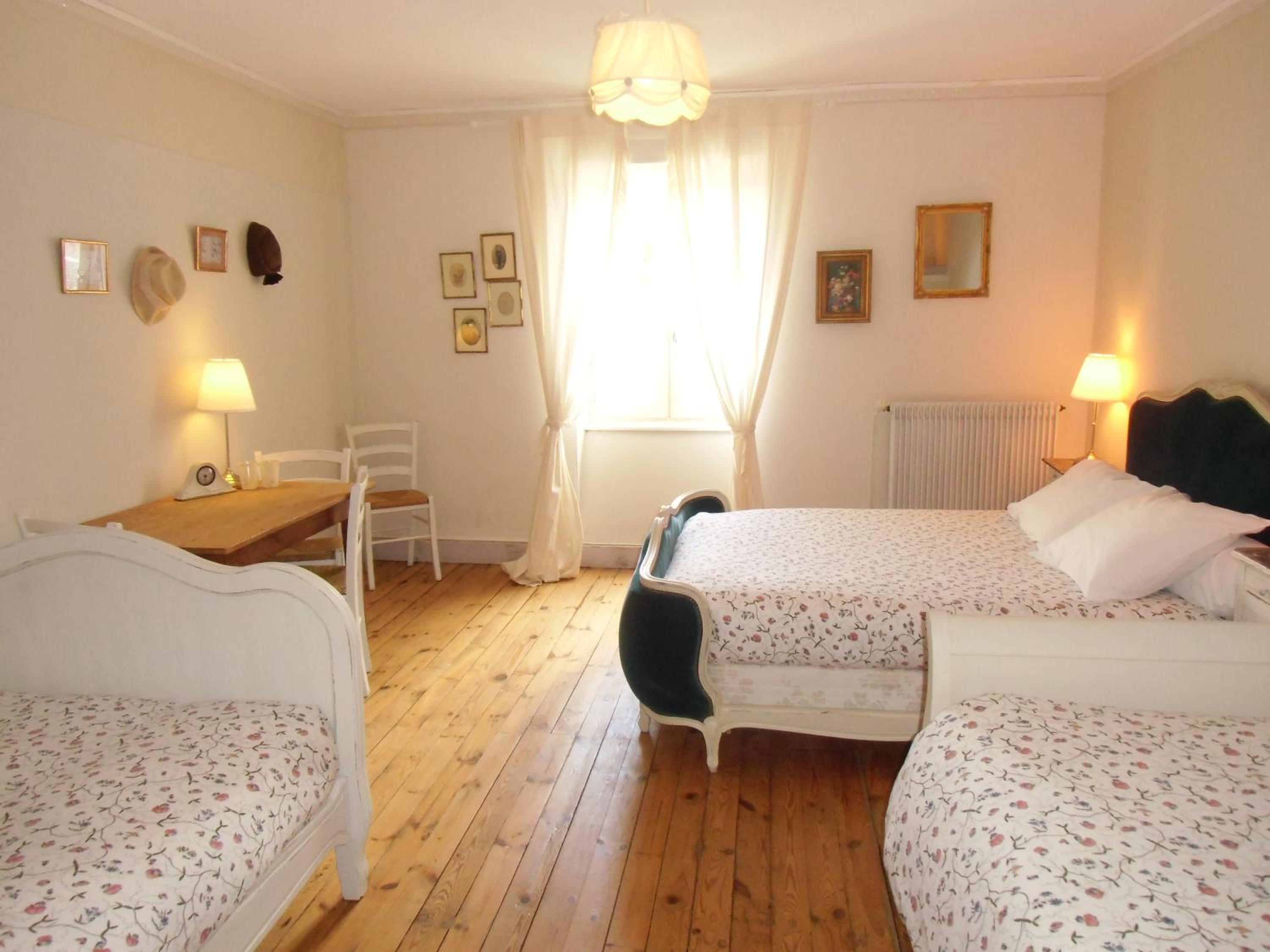 Economy Triple Room With Shared Bathroom photo 3