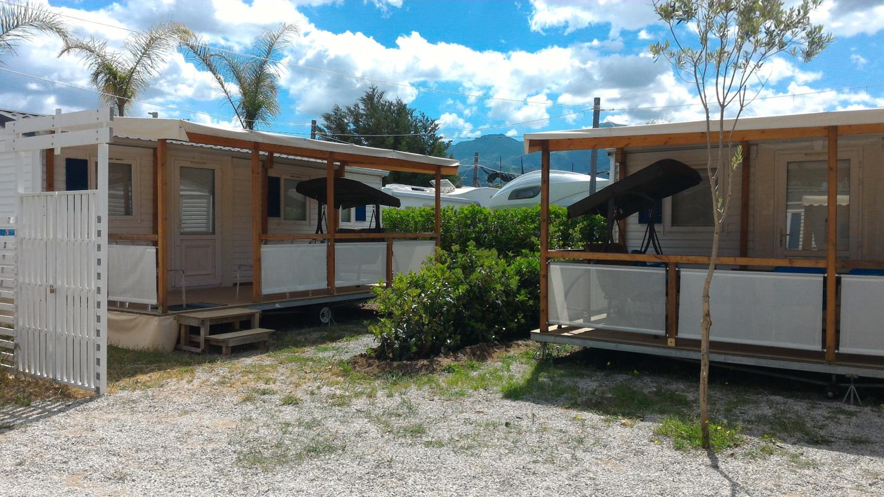 Mobile Home - Photo 11