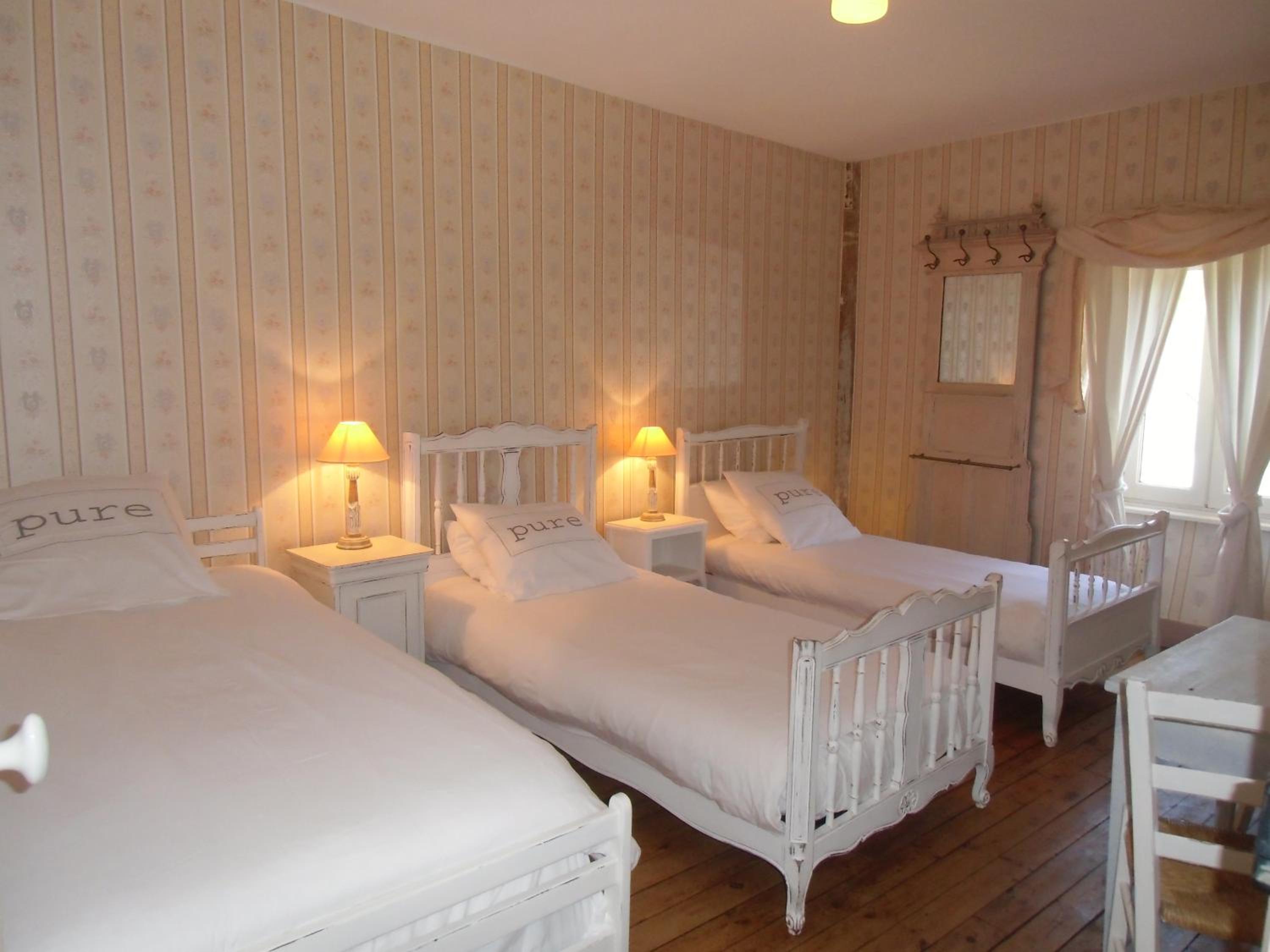 Economy Triple Room With Shared Bathroom photo 1