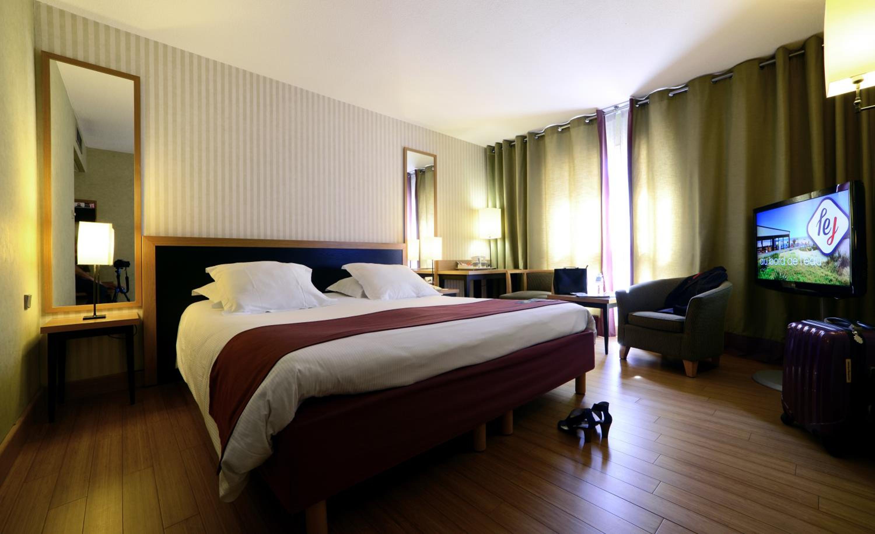 Standard Non Smoking Room with 1 double bed - Photo 3